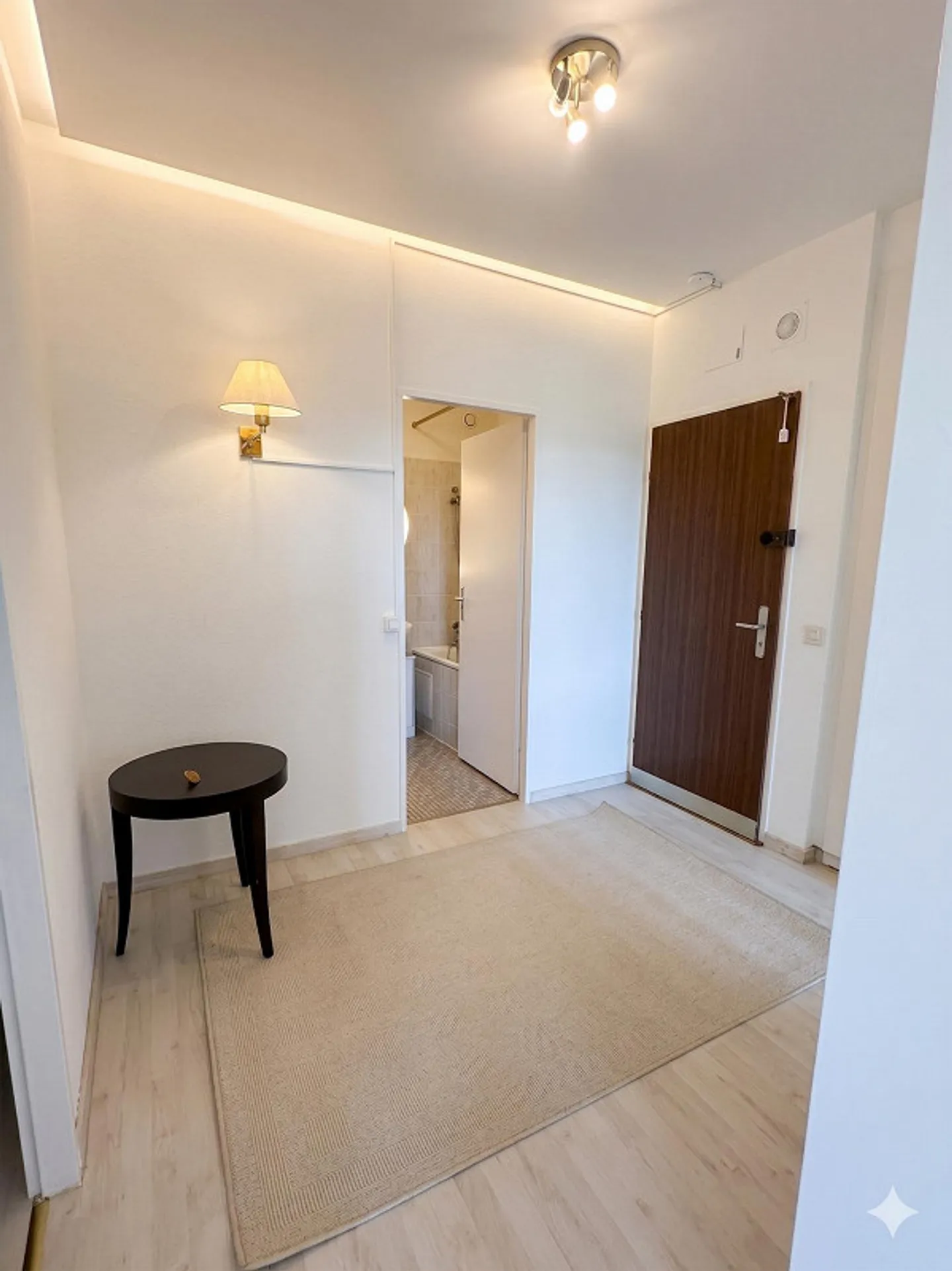Appartamento luminoso e ristrutturato con 2 stanze, balcone e vista - Foto 6 di 14