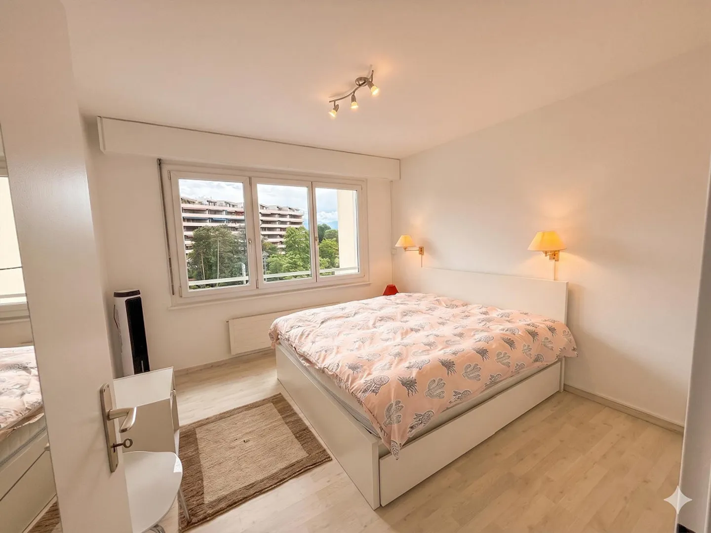 Appartamento luminoso e ristrutturato con 2 stanze, balcone e vista - Foto 13 di 14