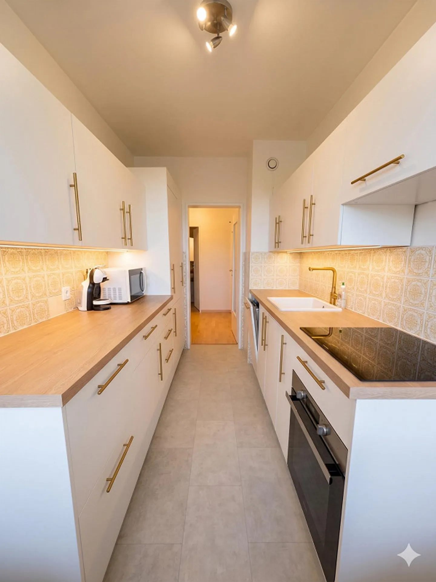 Appartamento luminoso e ristrutturato con 2 stanze, balcone e vista - Foto 10 di 14