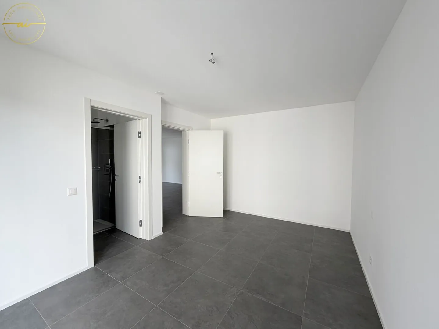 Appartamento moderno con tre balconi - Foto 10 di 13
