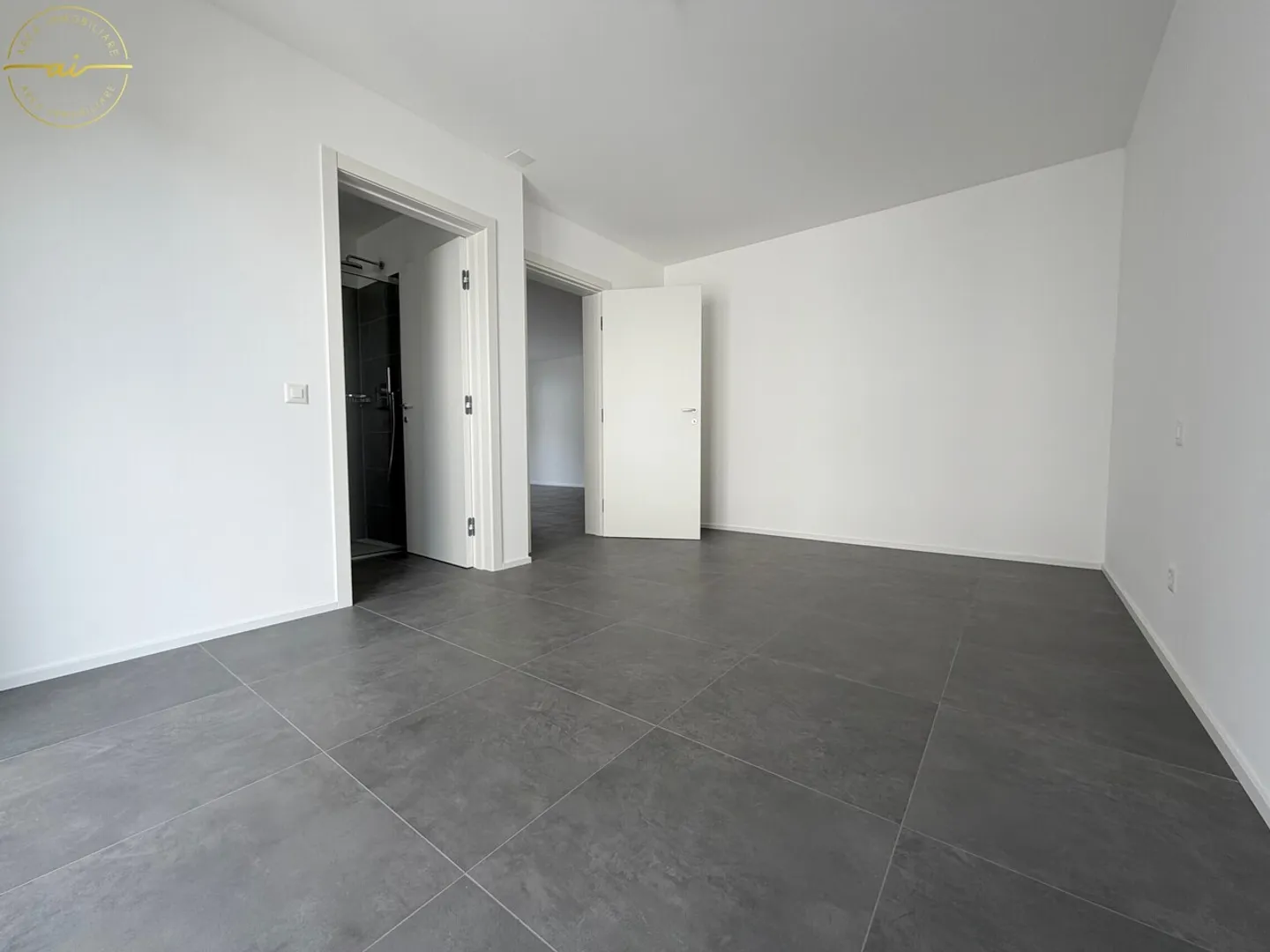 Appartamento moderno con tre balconi - Foto 11 di 13