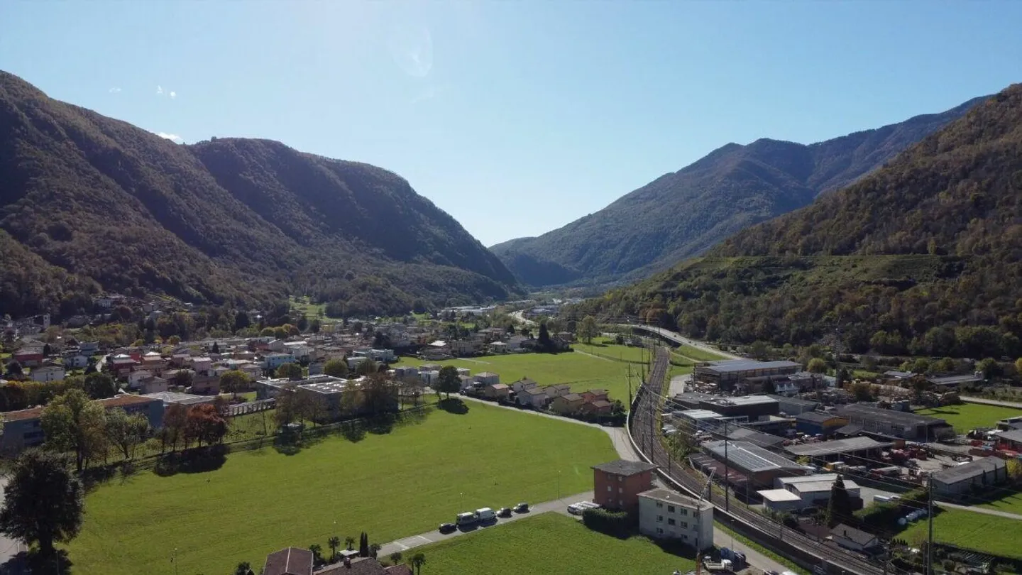 Terrain constructible ensoleillé avec légère pente destiné à ut... - Photo 2 sur 6