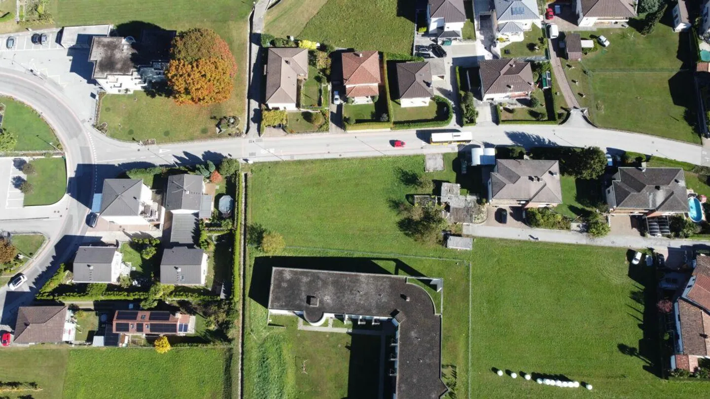 Terrain constructible ensoleillé avec légère pente destiné à ut... - Photo 6 sur 6