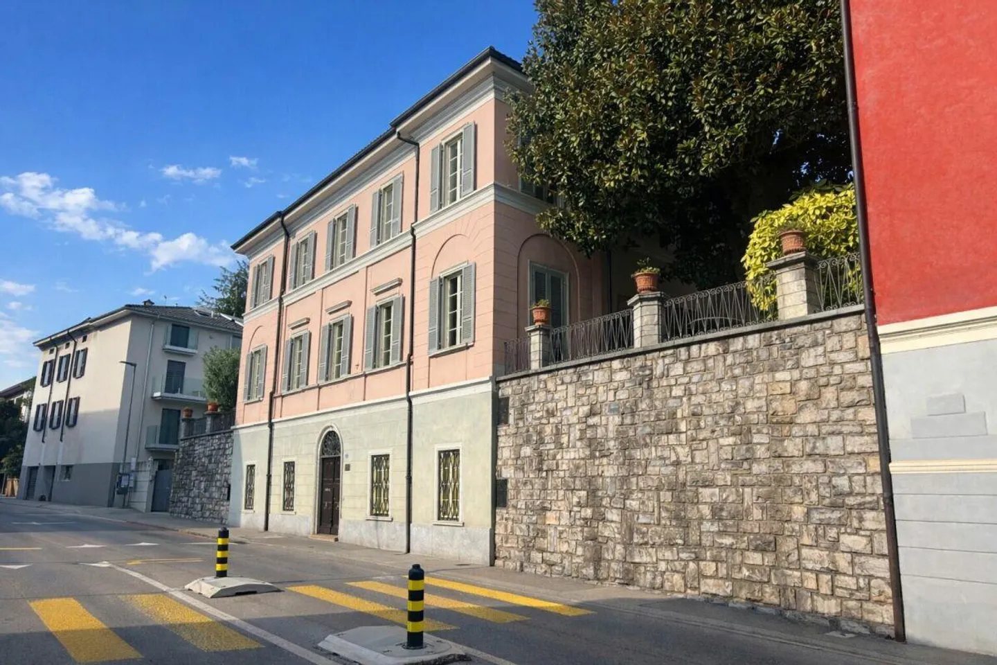 Villa historique élégante avec jardin et terrasses au cœur de Balerna - Photo 3 sur 30