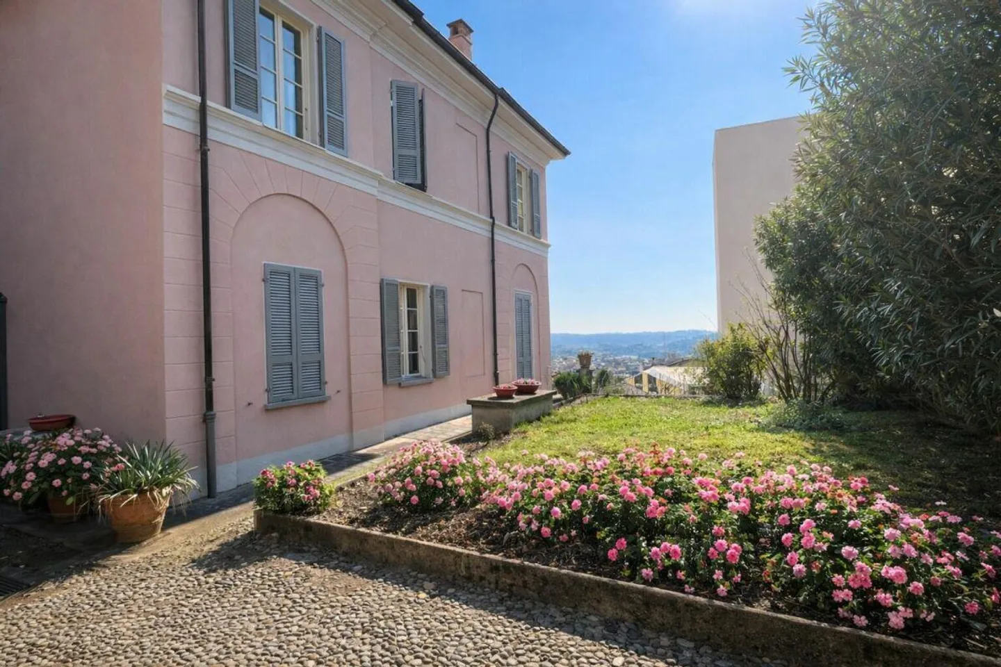 Villa historique élégante avec jardin et terrasses au cœur de Balerna - Photo 4 sur 30