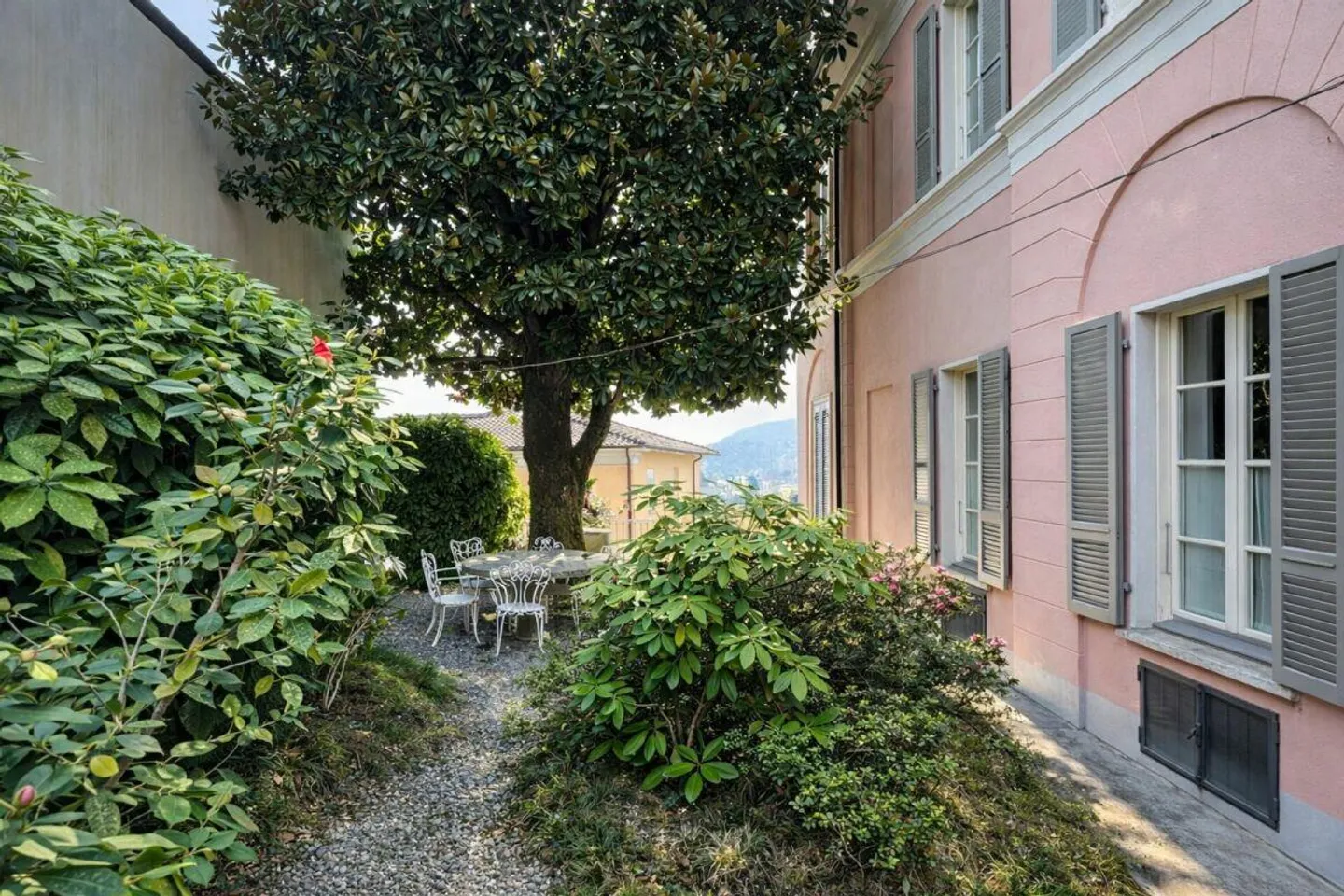 Villa historique élégante avec jardin et terrasses au cœur de Balerna - Photo 7 sur 30