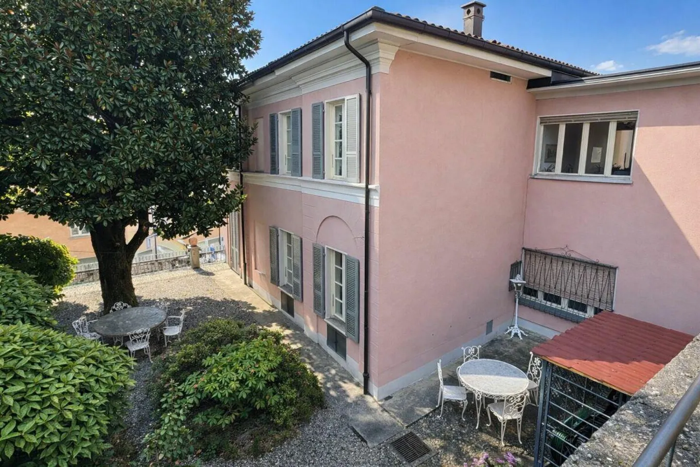 Villa historique élégante avec jardin et terrasses au cœur de Balerna - Photo 10 sur 30