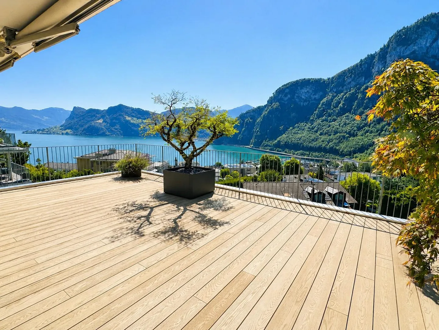 Appartamento Attico da Sogno con Terrazza di 60 m² e Vista Panoramica sul Lago - Foto 3 di 21