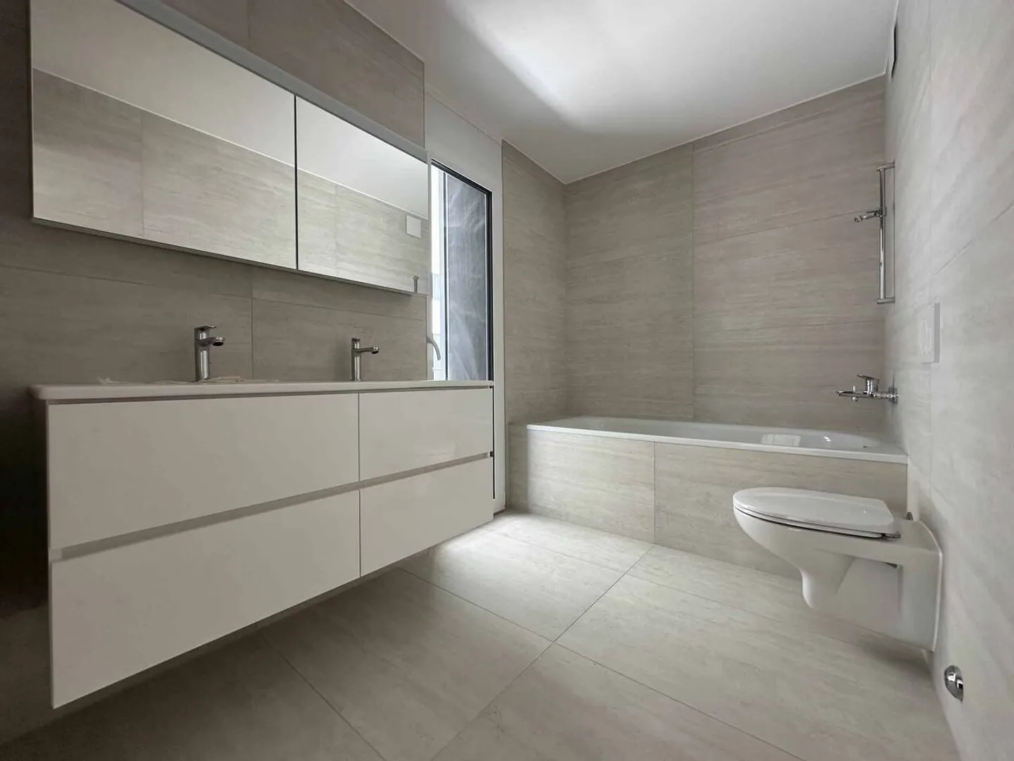 Luxuriöse 4,5-Zimmer-Eckwohnung von 168m2 mit 117m2 Terrasse im 2. Stock - Foto 5 von 13