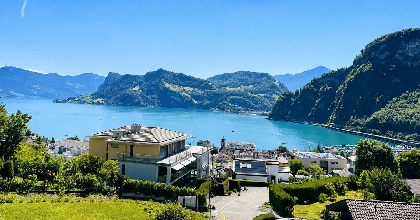 Appartamento Attico da Sogno con Terrazza di 60 m² e Vista Panoramica sul Lago - Foto 1 di 21