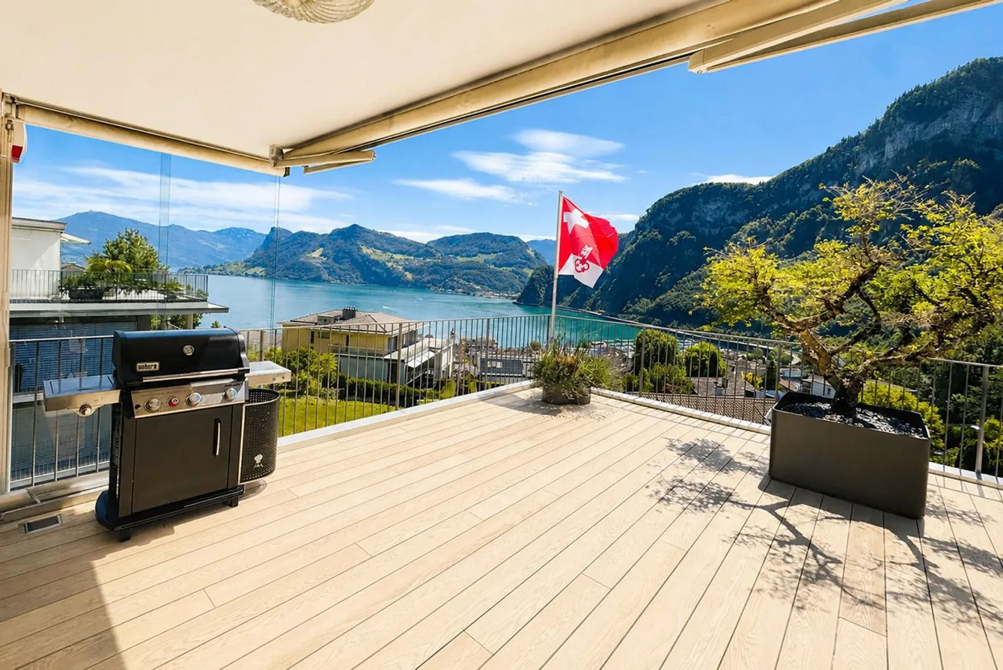 Appartamento Attico da Sogno con Terrazza di 60 m² e Vista Panoramica sul Lago - Foto 2 di 21