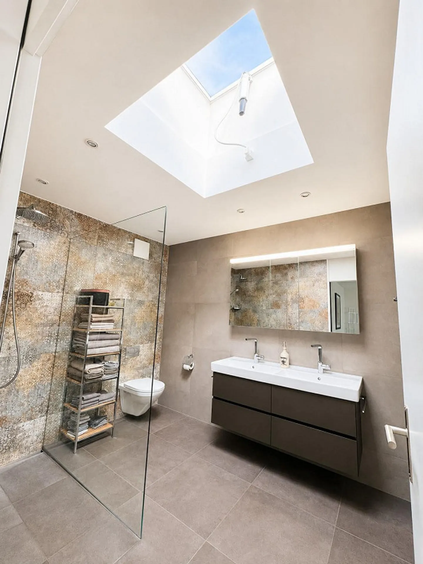 Appartamento Attico da Sogno con Terrazza di 60 m² e Vista Panoramica sul Lago - Foto 16 di 21