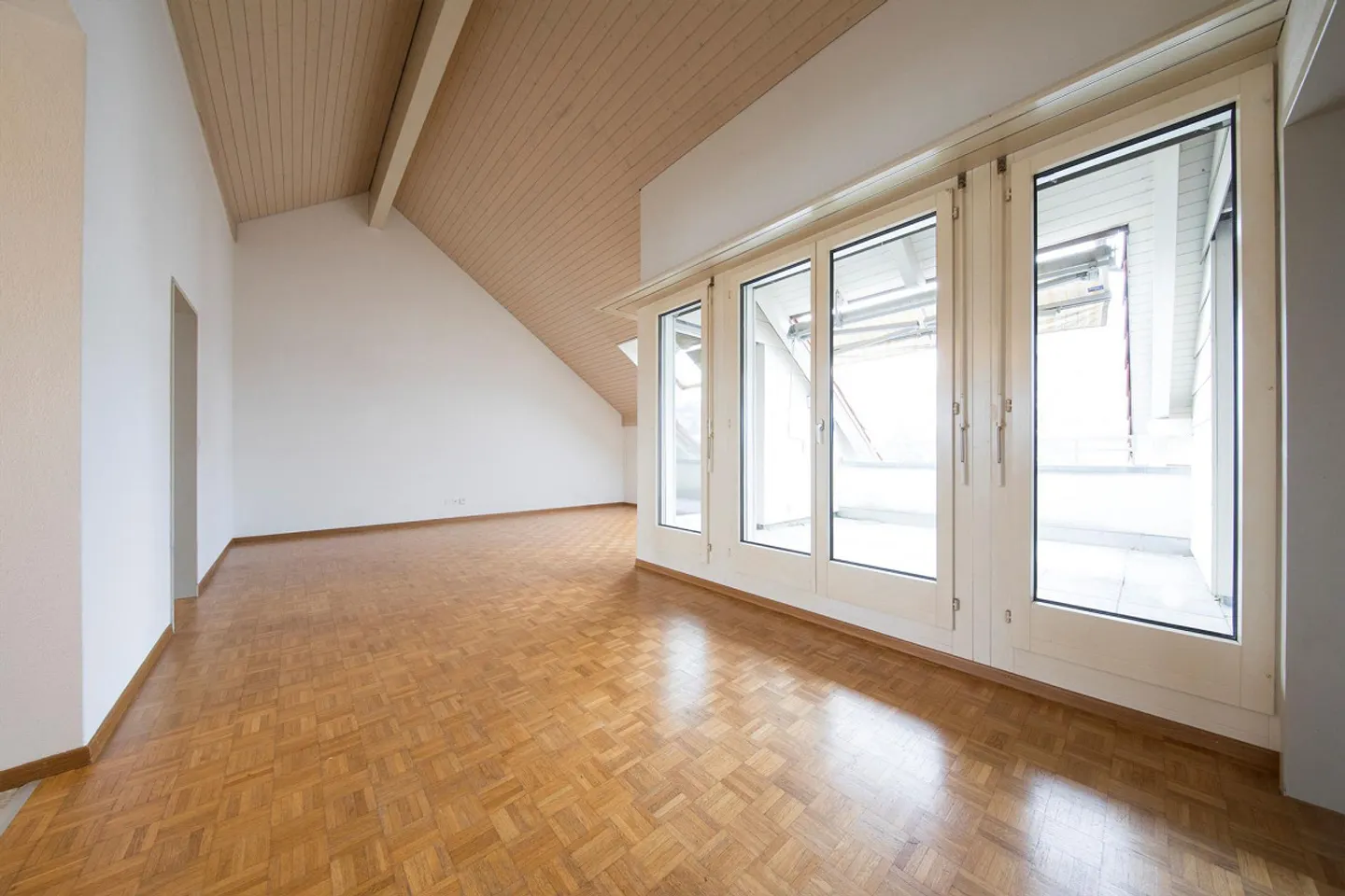 Schöne Dachwohnung! - Photo 2 of 5