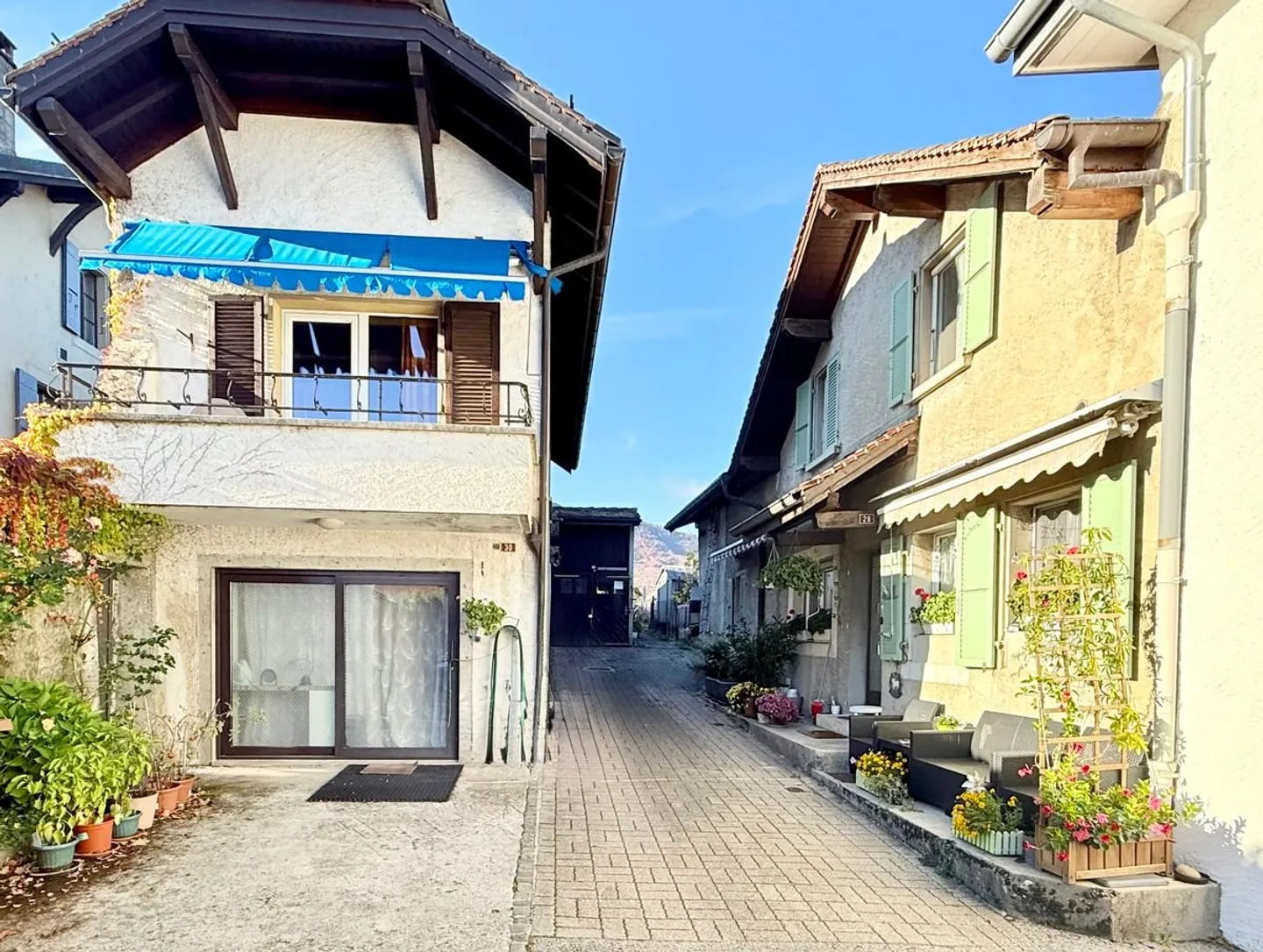 Building plot with 505 m² and two apartments as well as barn - Chéserex - Photo 1 of 13