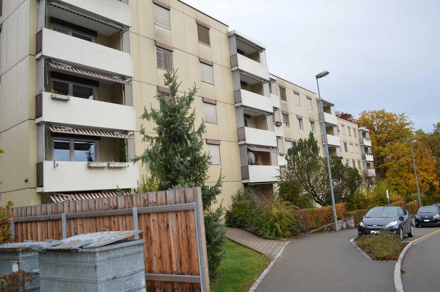 Appartement 3 pièces avec balcon, coin salon et vue sur la verdure - Photo 1 sur 10