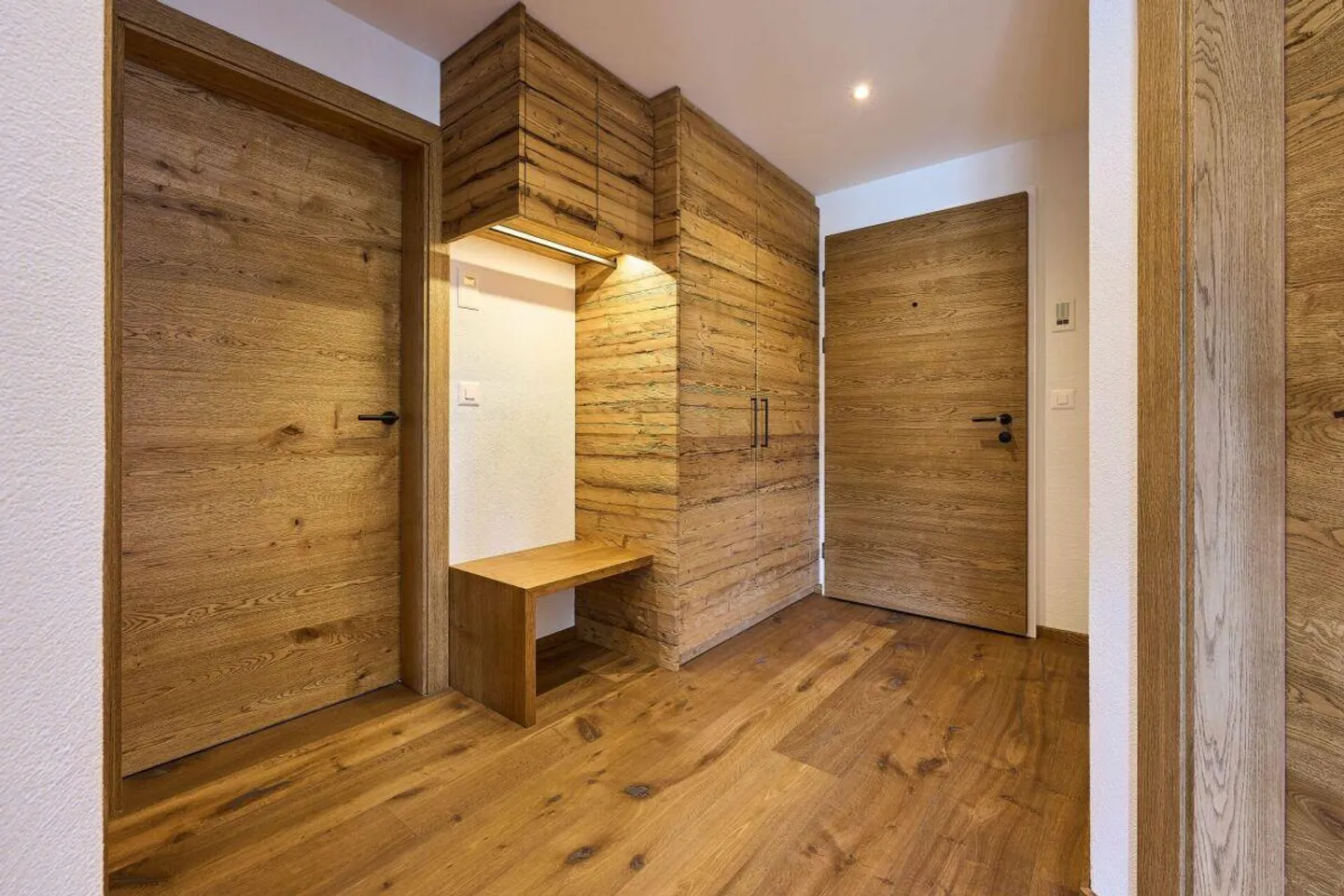 Appartamento 3 1/2 camere di alta qualità ristrutturato nel chic alpino con vista panoramica - Foto 2 di 13