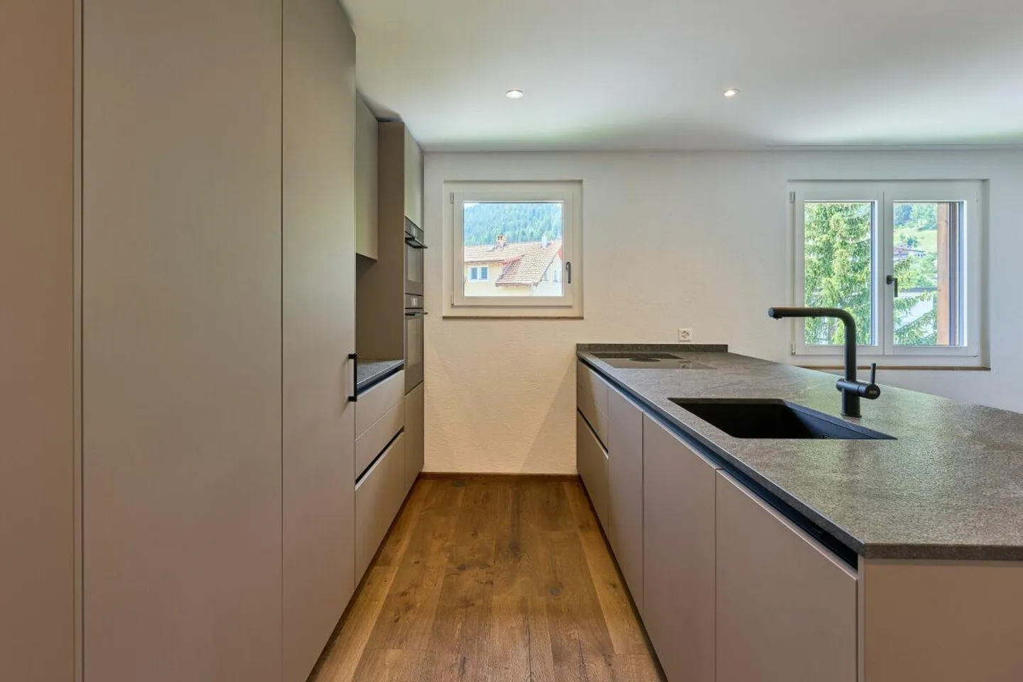 Appartamento 3 1/2 camere di alta qualità ristrutturato nel chic alpino con vista panoramica - Foto 6 di 13