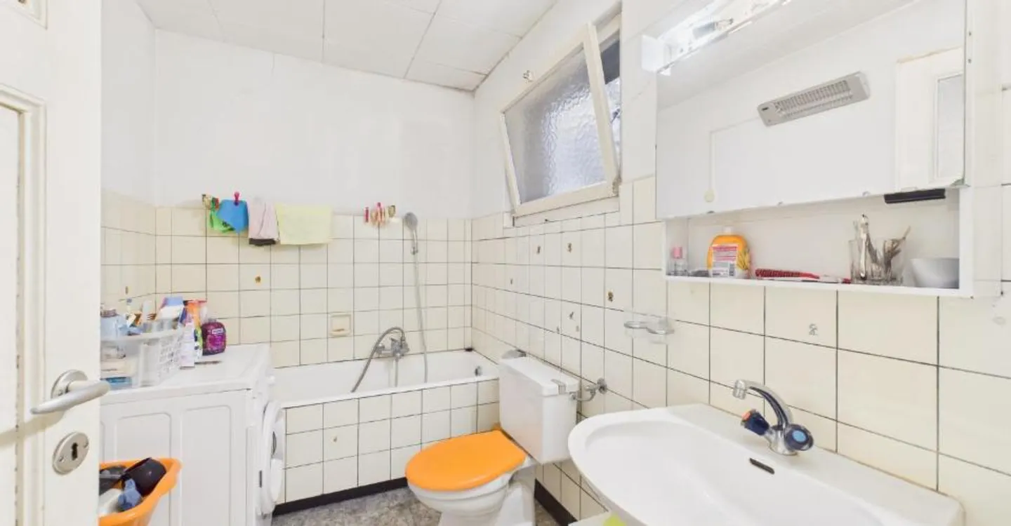 Charmantes 4,5-Zimmer-Einfamilienhaus inmitten von Grün in Aranno - Foto 11 von 12