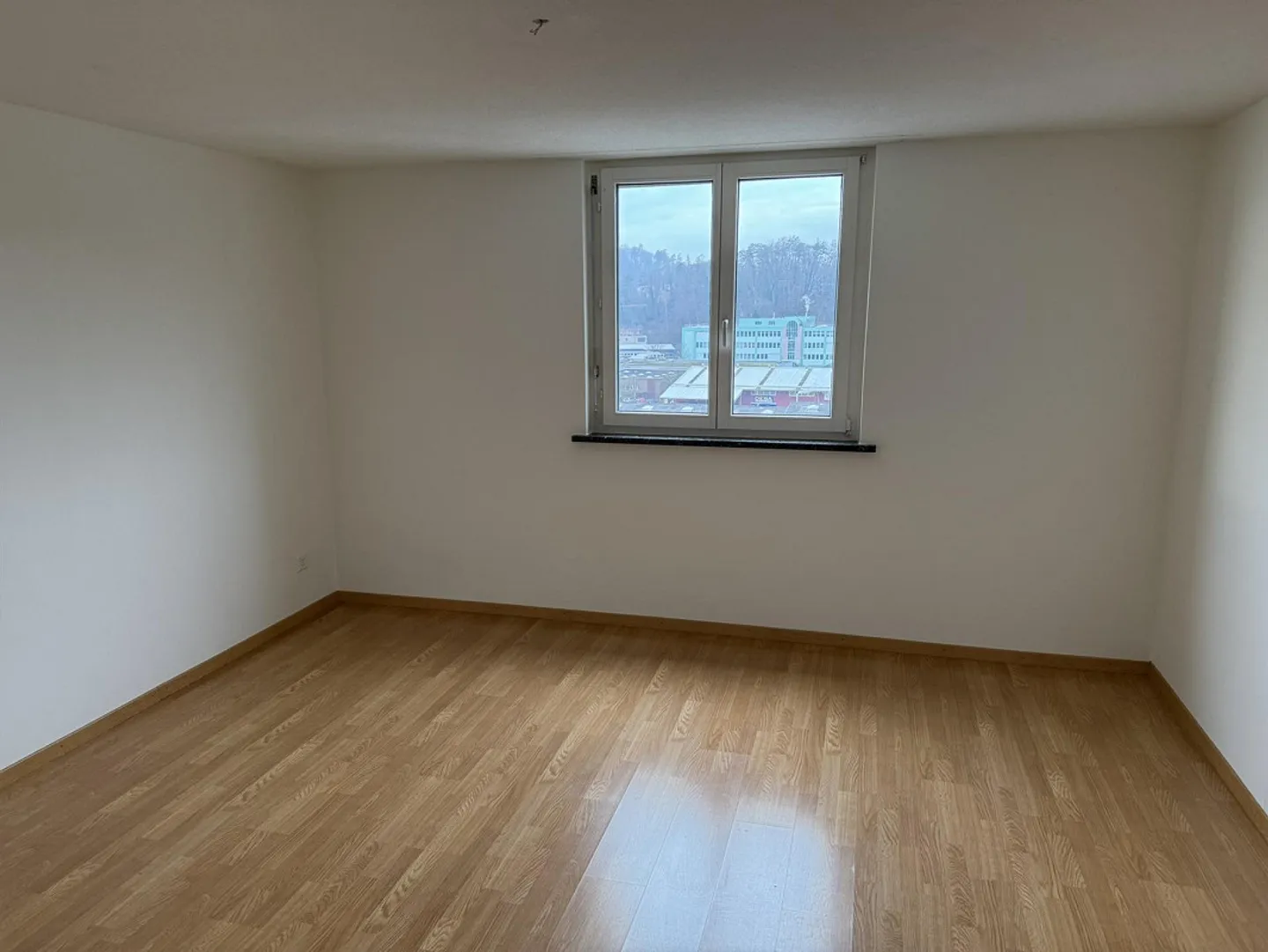 Appartement 3 pièces avec balcon, coin salon et vue sur la verdure - Photo 8 sur 10