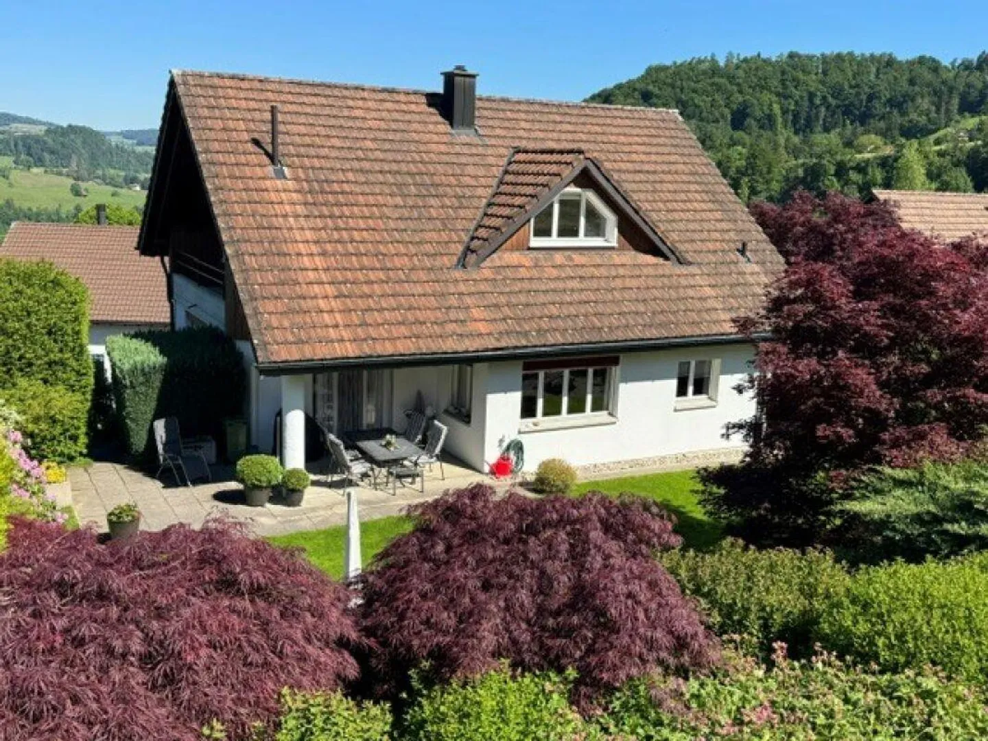 Casa unifamiliare ben tenuta di 6,5 stanze con garage doppio e bel giardino - Foto 1 di 13