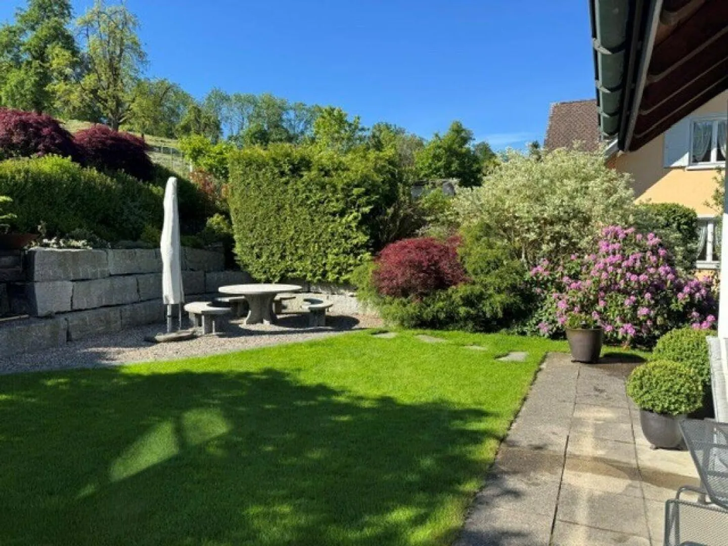 Casa unifamiliare ben tenuta di 6,5 stanze con garage doppio e bel giardino - Foto 2 di 13