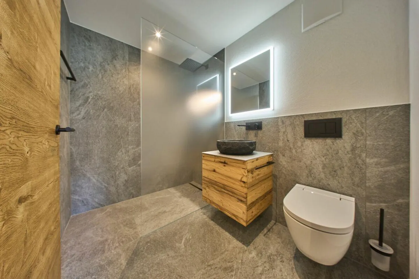 Appartamento 3 1/2 camere di alta qualità ristrutturato nel chic alpino con vista panoramica - Foto 9 di 13