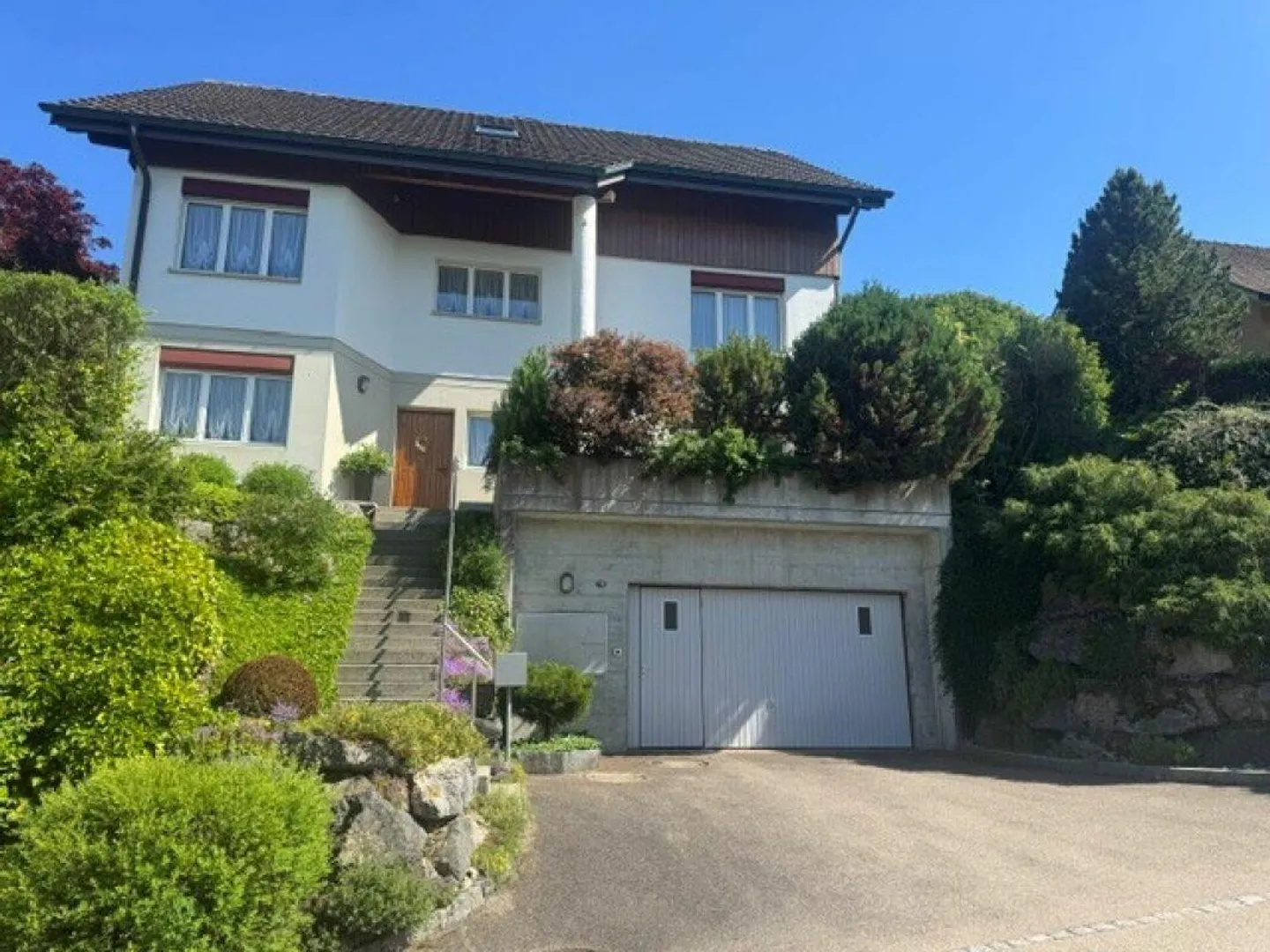 Casa unifamiliare ben tenuta di 6,5 stanze con garage doppio e bel giardino - Foto 3 di 13
