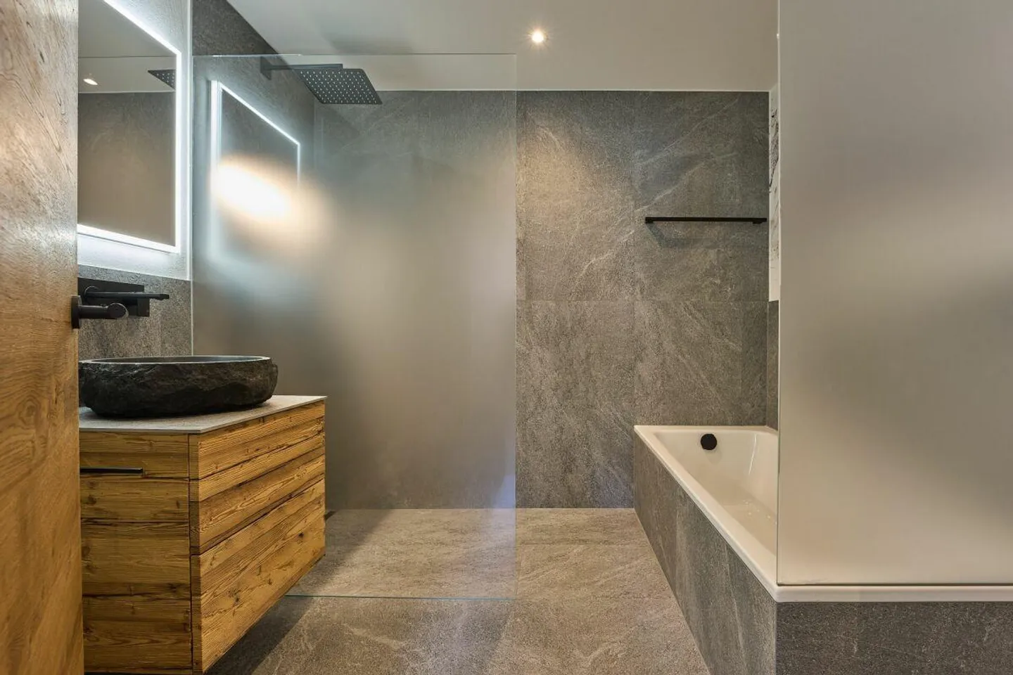 Appartamento 3 1/2 camere di alta qualità ristrutturato nel chic alpino con vista panoramica - Foto 11 di 13