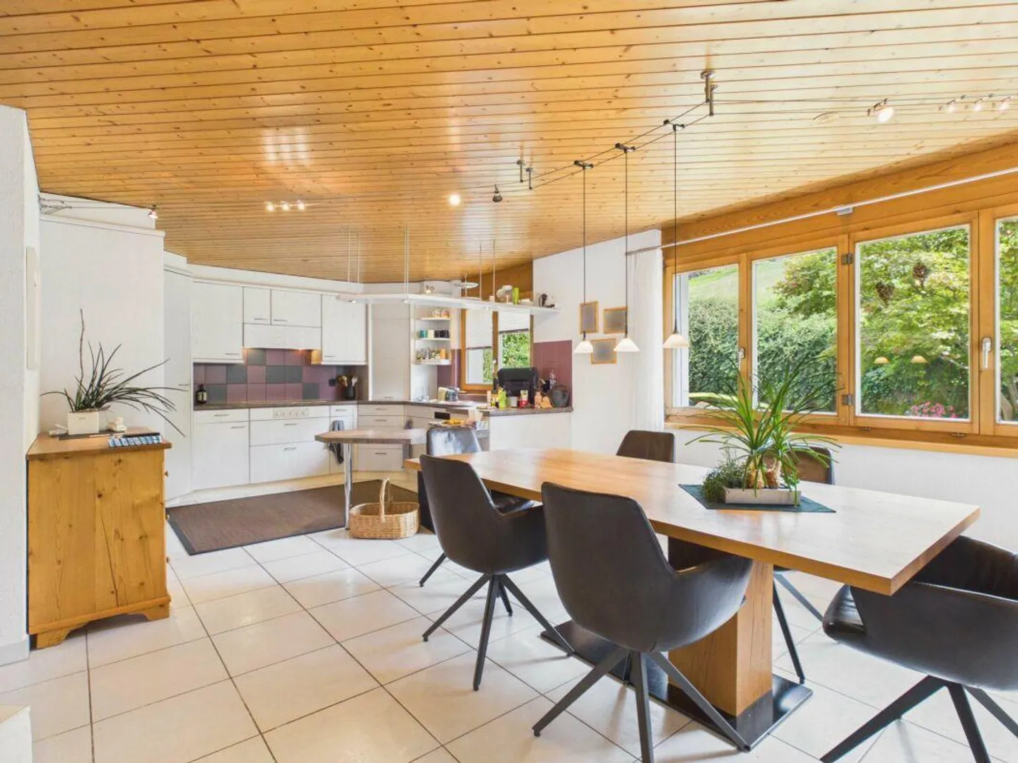 Casa unifamiliare ben tenuta di 6,5 stanze con garage doppio e bel giardino - Foto 6 di 13
