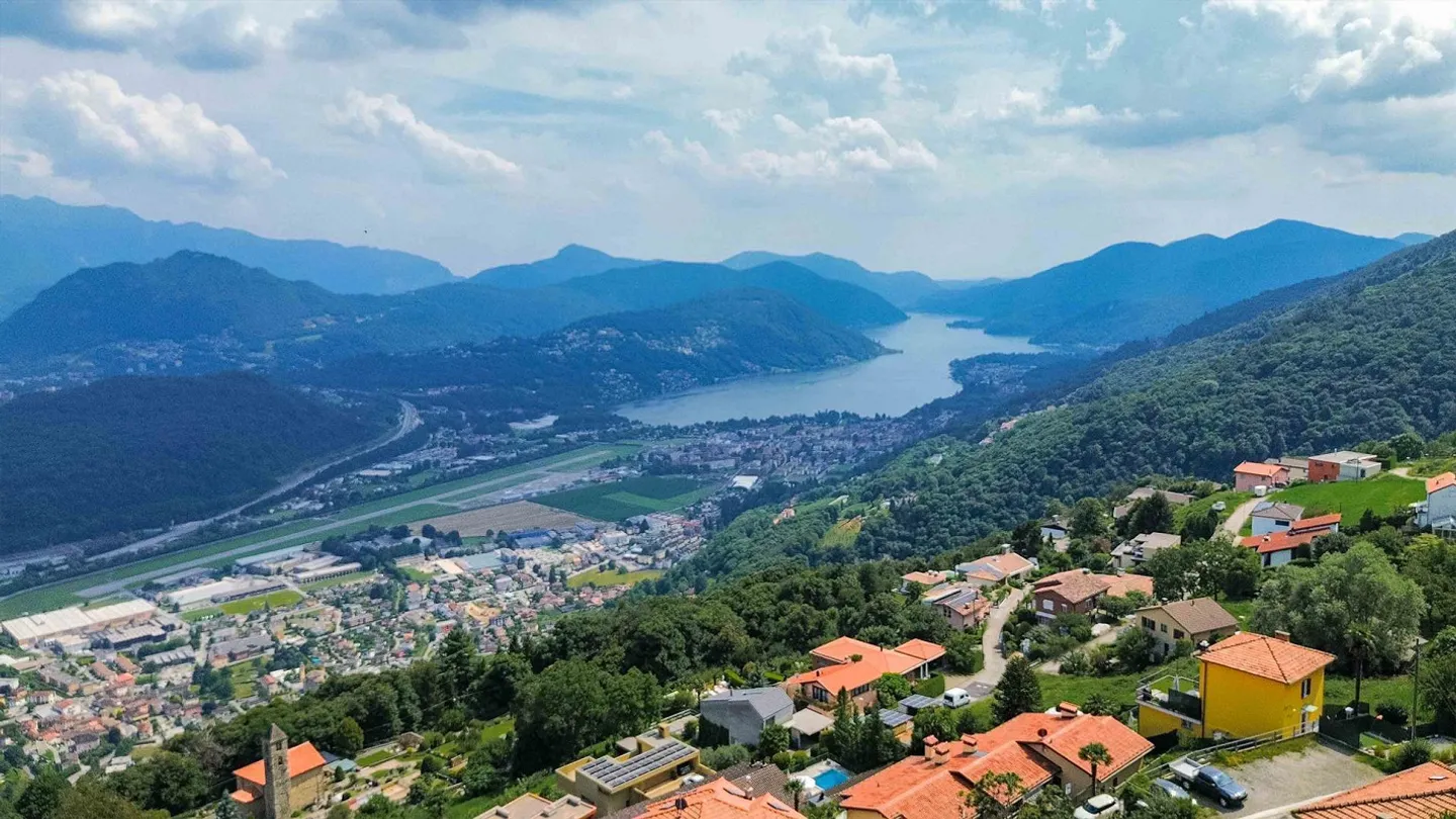 Prestigious villa with lake view and pool in Cademario - Photo 10 of 12