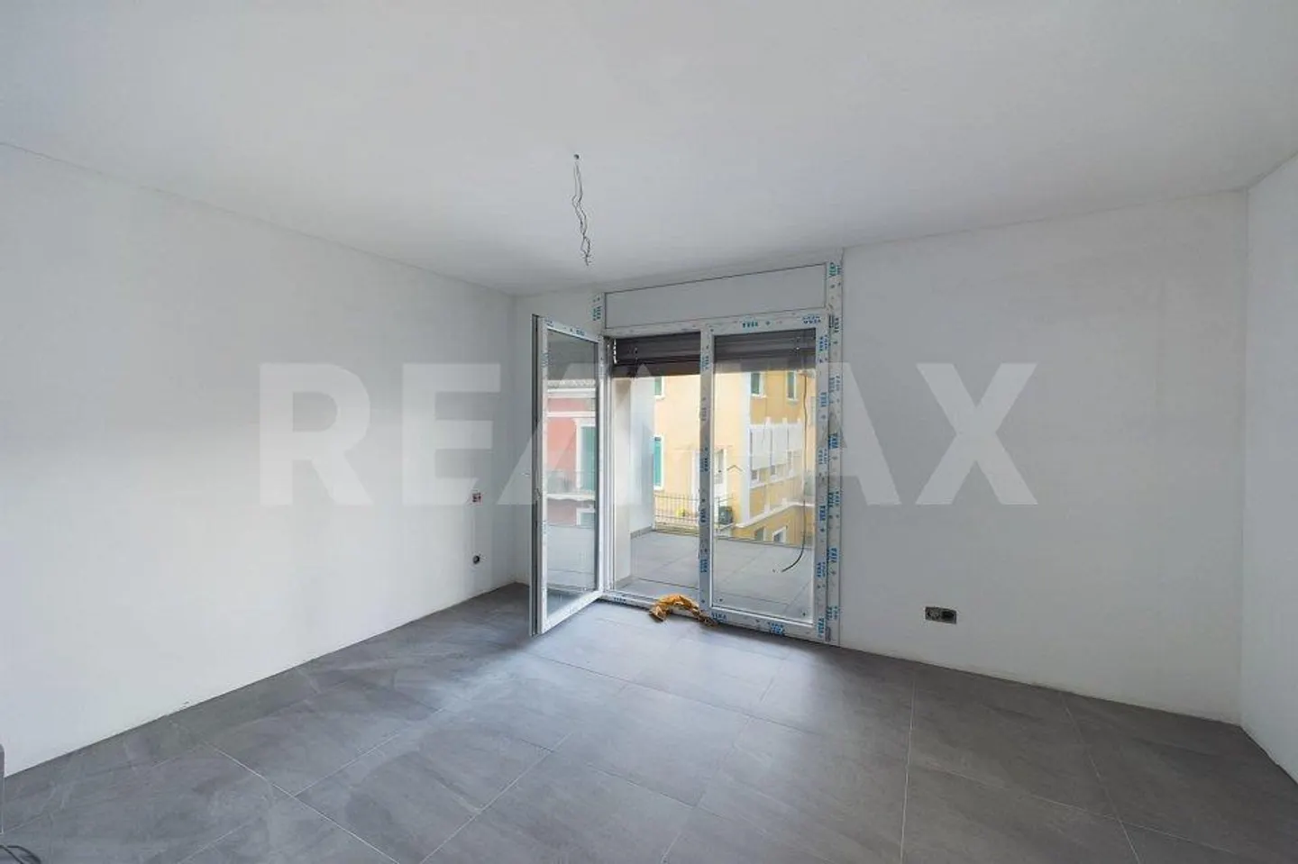 New high-end modern apartments - Photo 11 of 12
