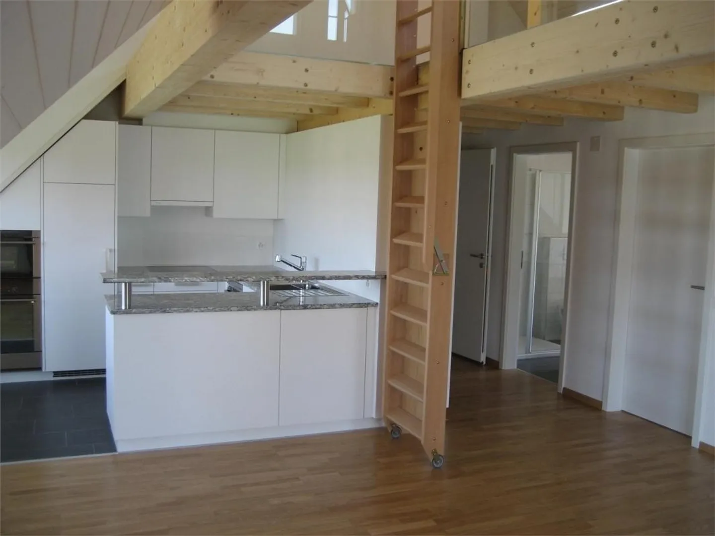 Attico luminoso - Appartamento con grande balcone - Foto 4 di 15