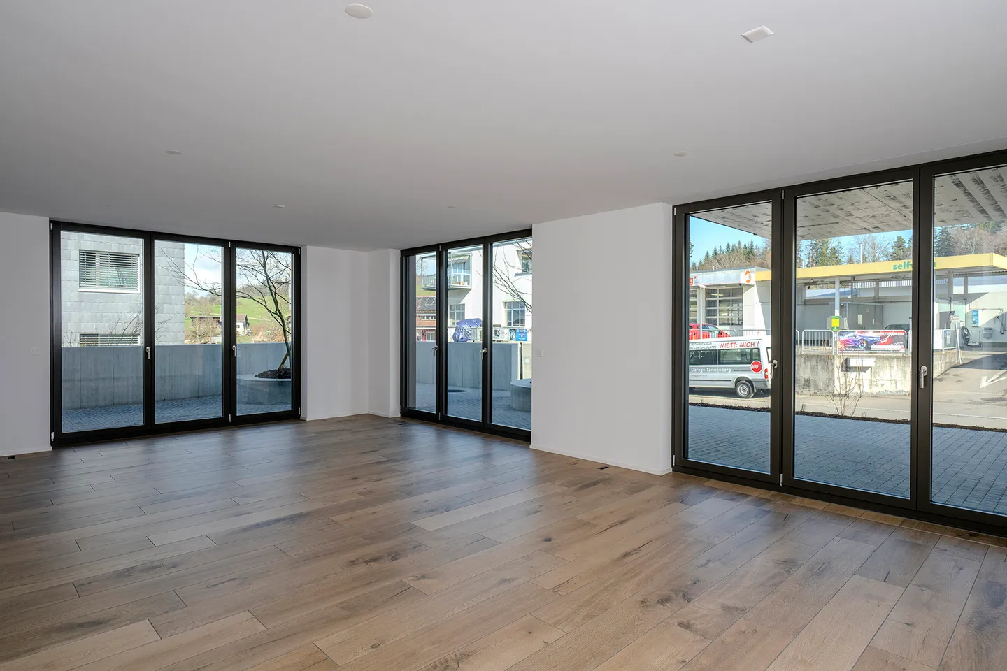 Nouveau bâtiment à Gossau avec des espaces commerciaux au rez-de-chaussée - Photo 1 sur 13