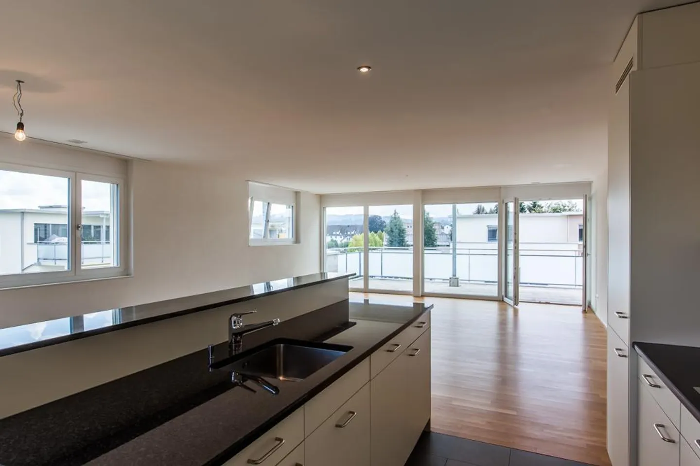 Modernes 3.5-Zimmer-Apartment mit Balkon - Foto 4 von 13