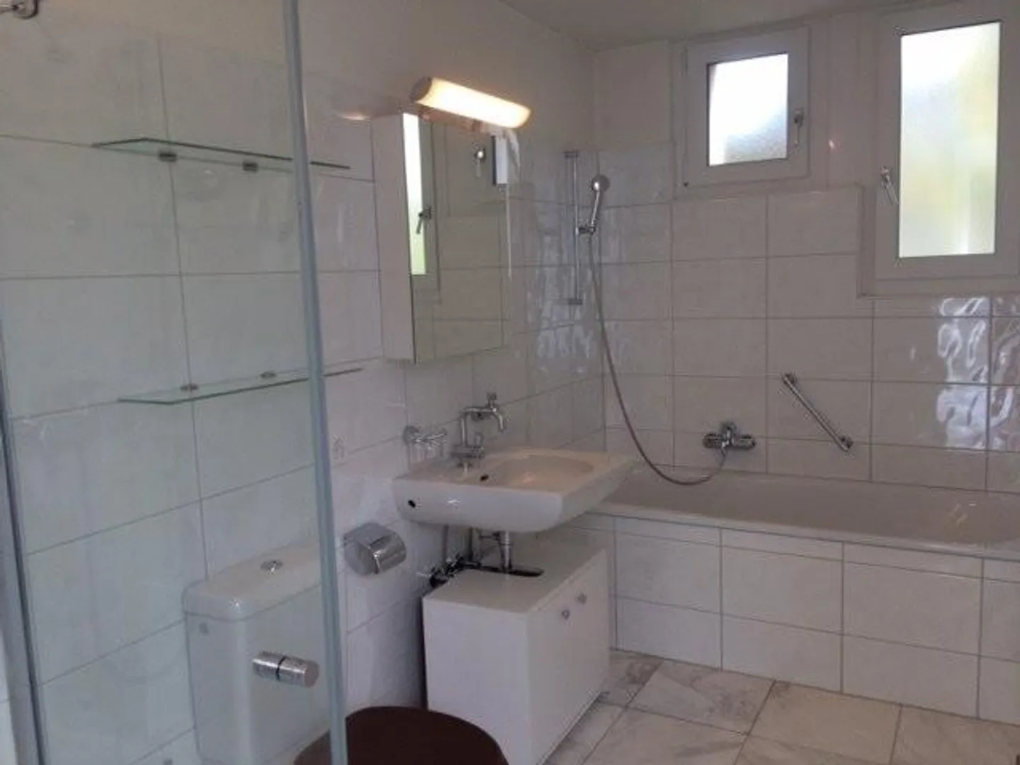 Appartement en duplex spacieux avec patio verdoyant - Photo 2 sur 11