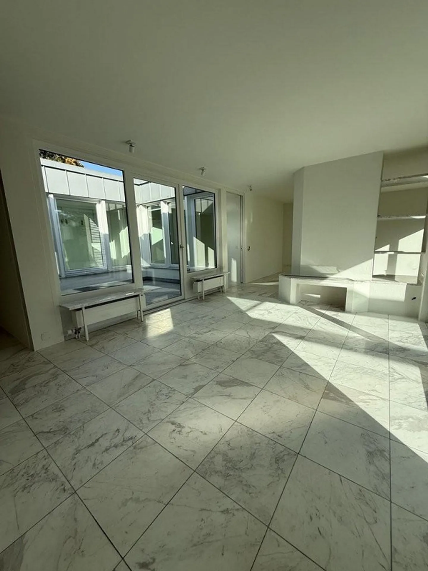 Appartement en duplex spacieux avec patio verdoyant - Photo 3 sur 11