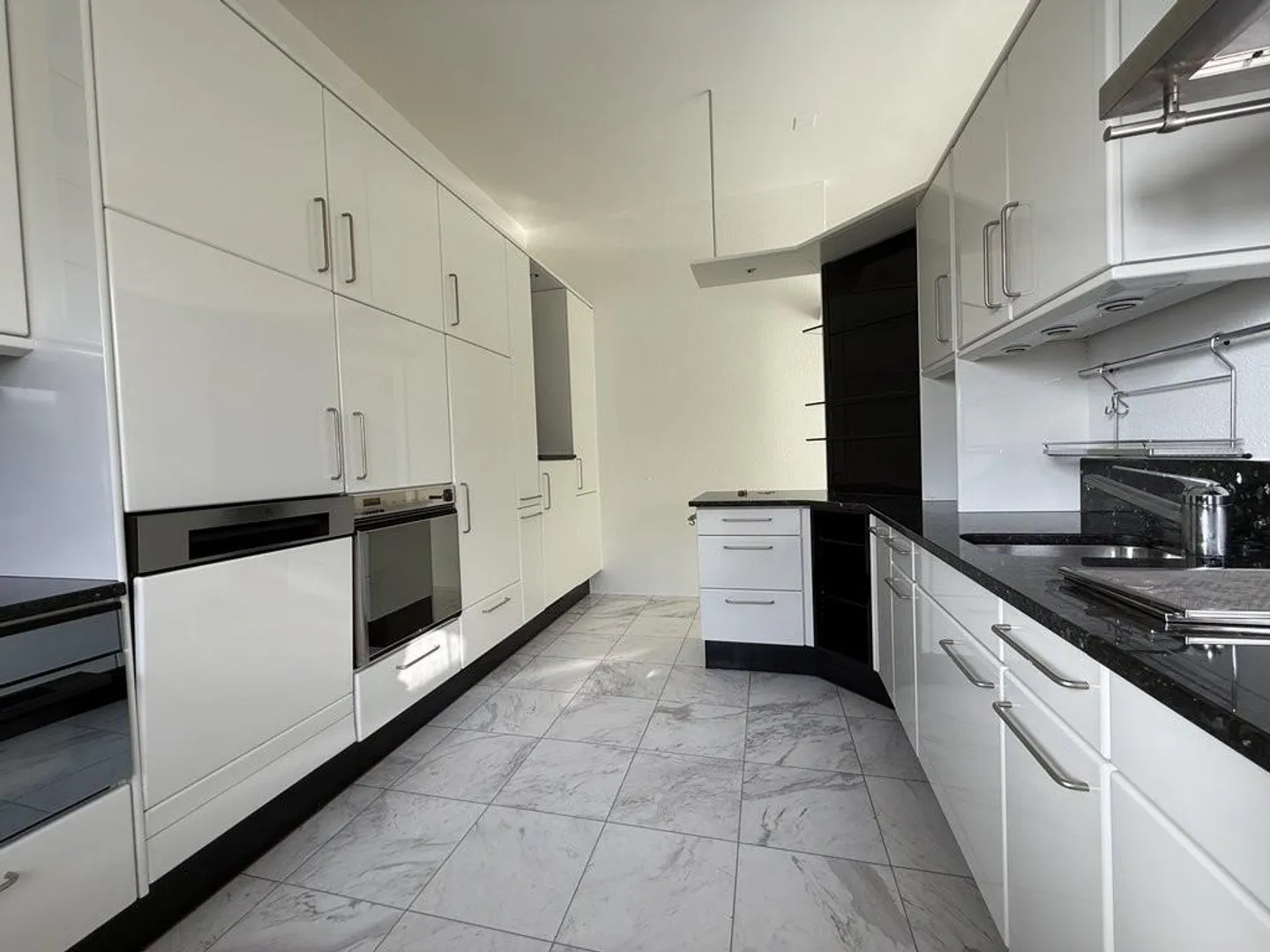 Appartement en duplex spacieux avec patio verdoyant - Photo 4 sur 11
