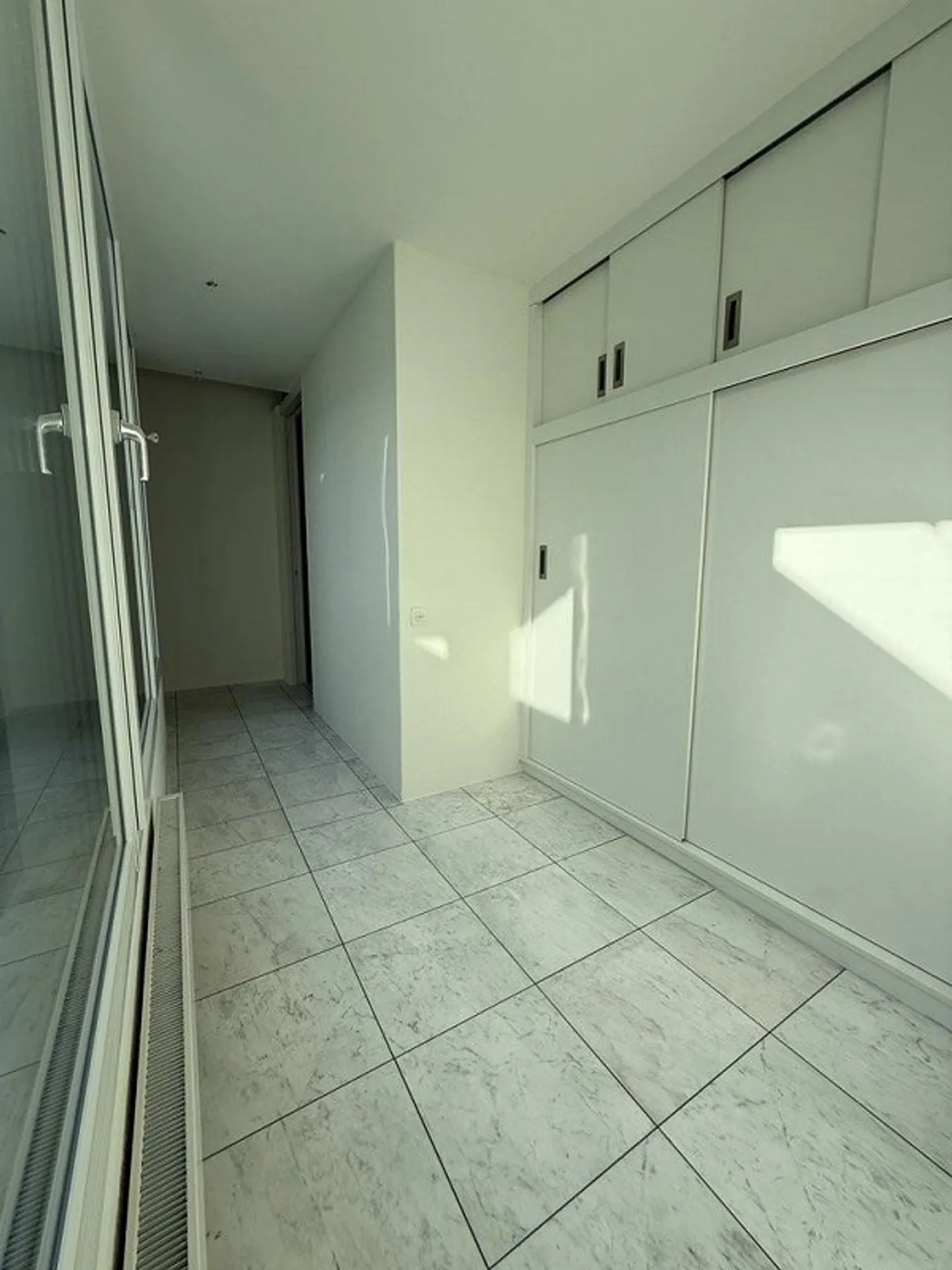 Appartement en duplex spacieux avec patio verdoyant - Photo 6 sur 11