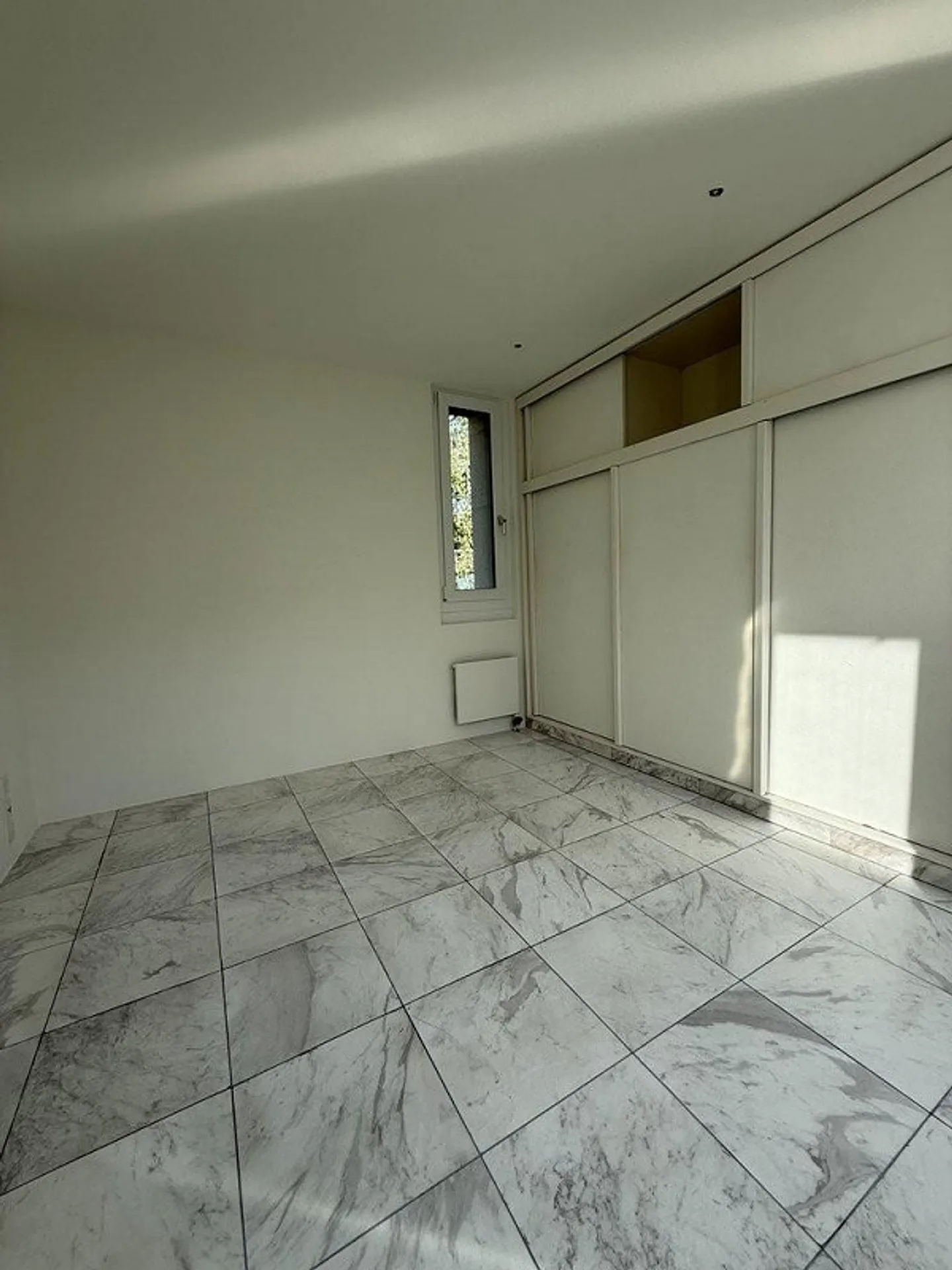 Appartement en duplex spacieux avec patio verdoyant - Photo 7 sur 11