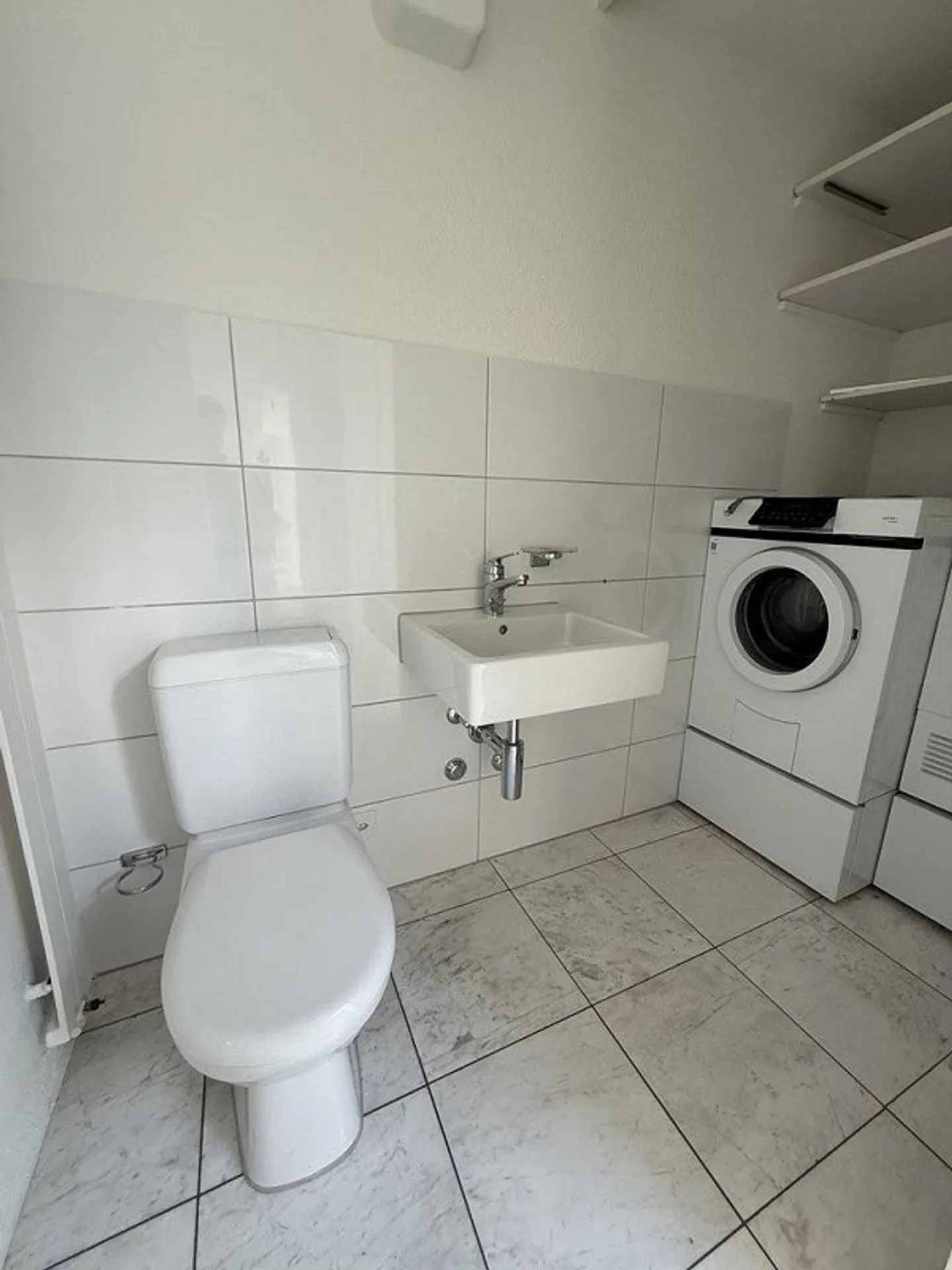 Appartement en duplex spacieux avec patio verdoyant - Photo 8 sur 11