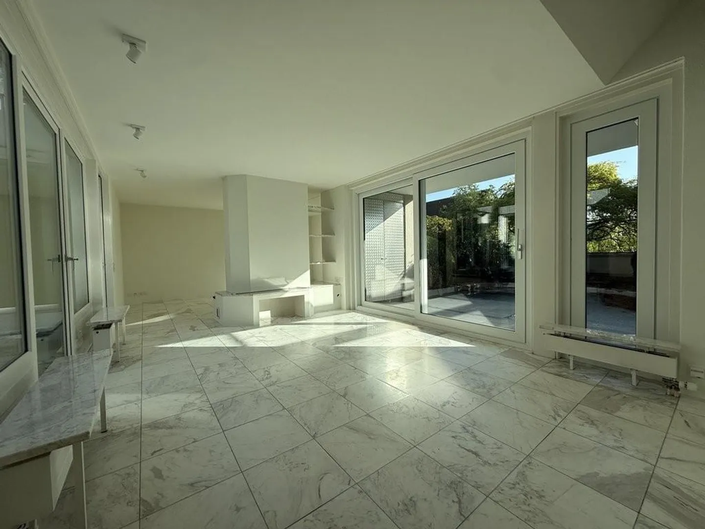 Appartement en duplex spacieux avec patio verdoyant - Photo 9 sur 11