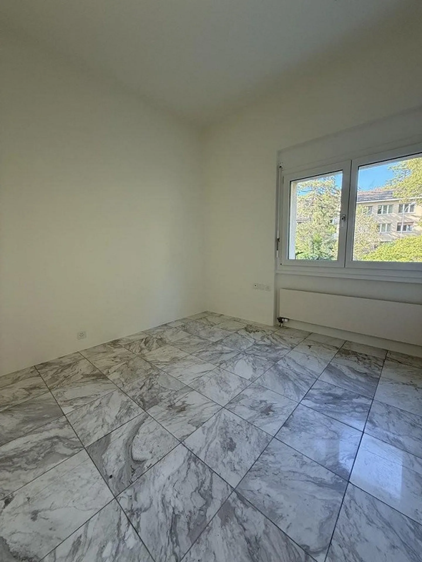 Appartement en duplex spacieux avec patio verdoyant - Photo 10 sur 11