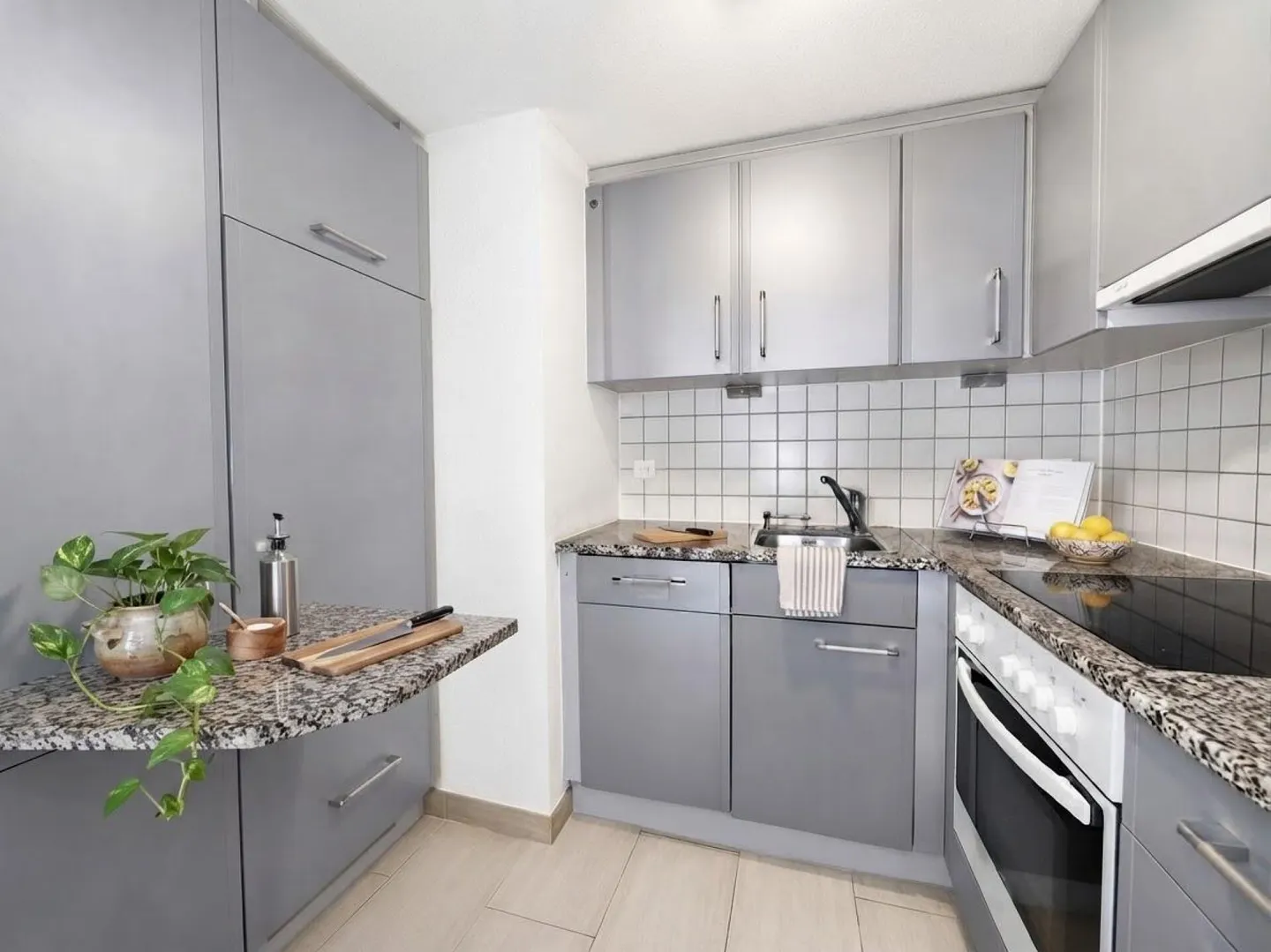 DUPLEX DI 2.5 STANZE CON TRAVI A VISTA NEL CUORE DELLA VECCHIA CITTÀ DI BIEL - Foto 3 di 4
