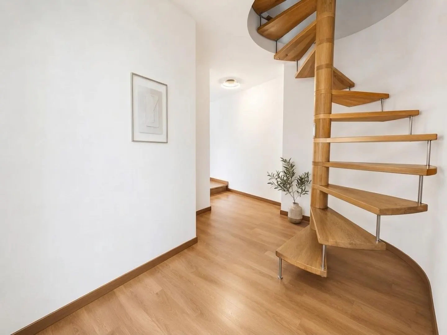 DUPLEX DI 2.5 STANZE CON TRAVI A VISTA NEL CUORE DELLA VECCHIA CITTÀ DI BIEL - Foto 4 di 4