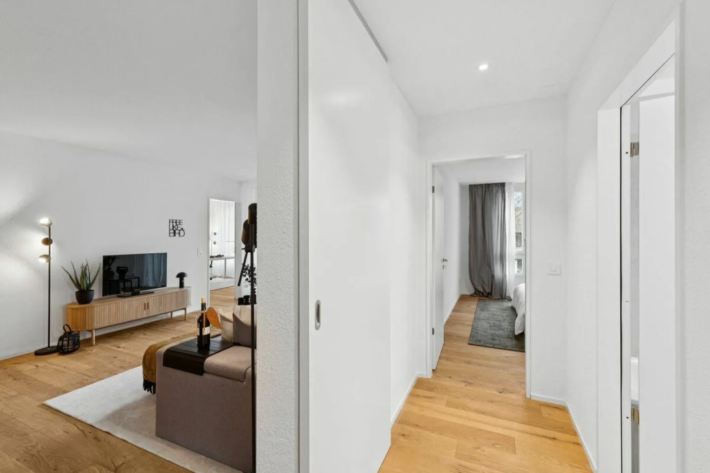 Neubau - Attraktive und moderne 4 1/2-Zimmer-Wohnung mit Loggia im ... - Foto 2 von 10