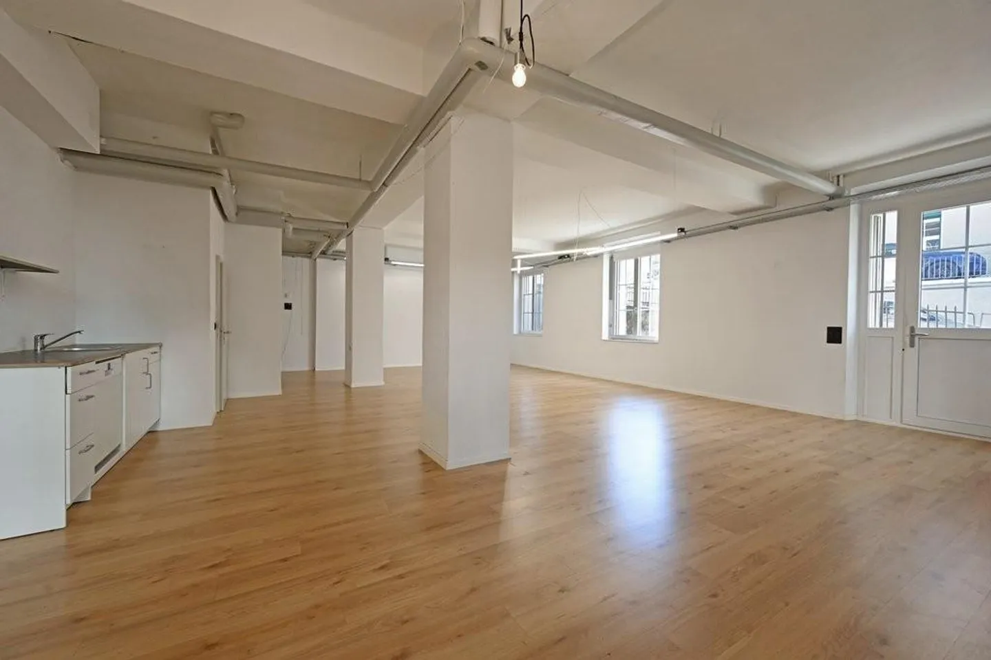 Commercial space including garage and private forecourt for rent - Photo 3 of 12