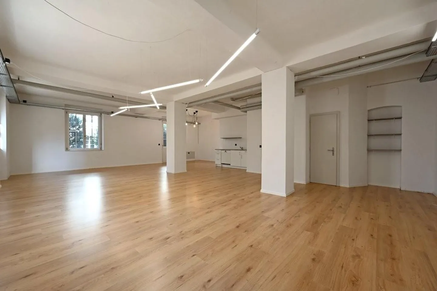 Commercial space including garage and private forecourt for rent - Photo 4 of 12