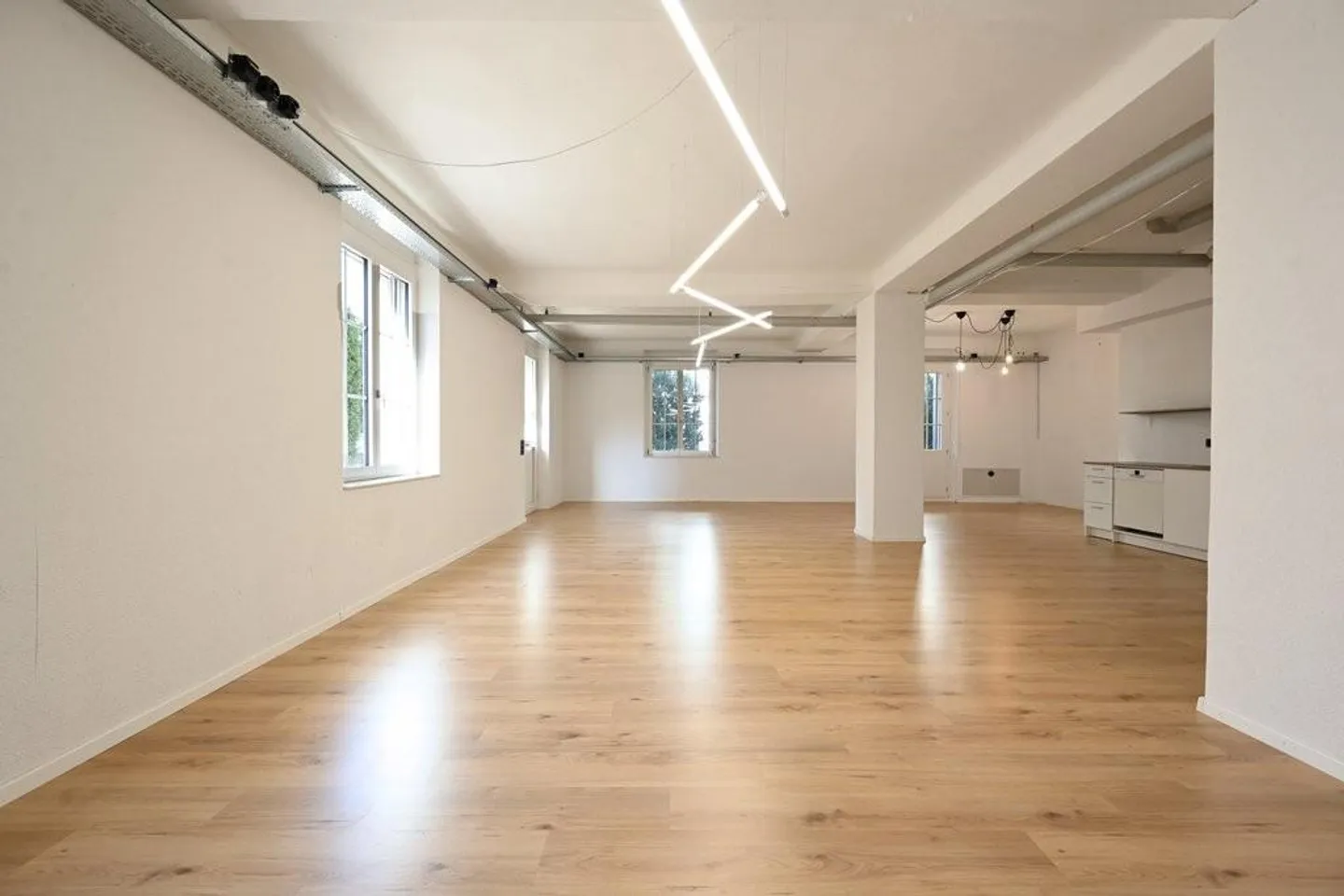 Commercial space including garage and private forecourt for rent - Photo 5 of 12