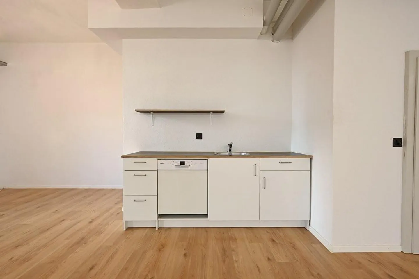 Commercial space including garage and private forecourt for rent - Photo 6 of 12