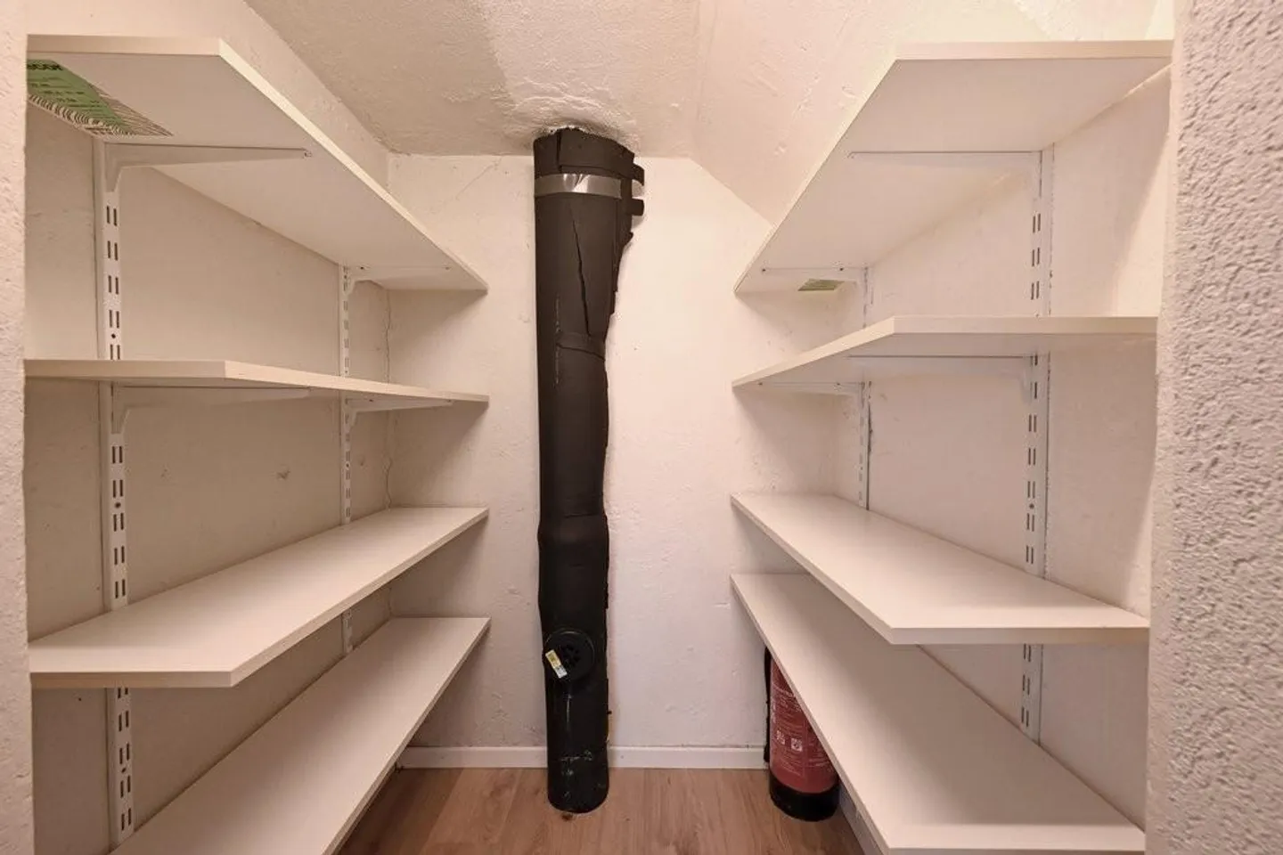 Commercial space including garage and private forecourt for rent - Photo 7 of 12